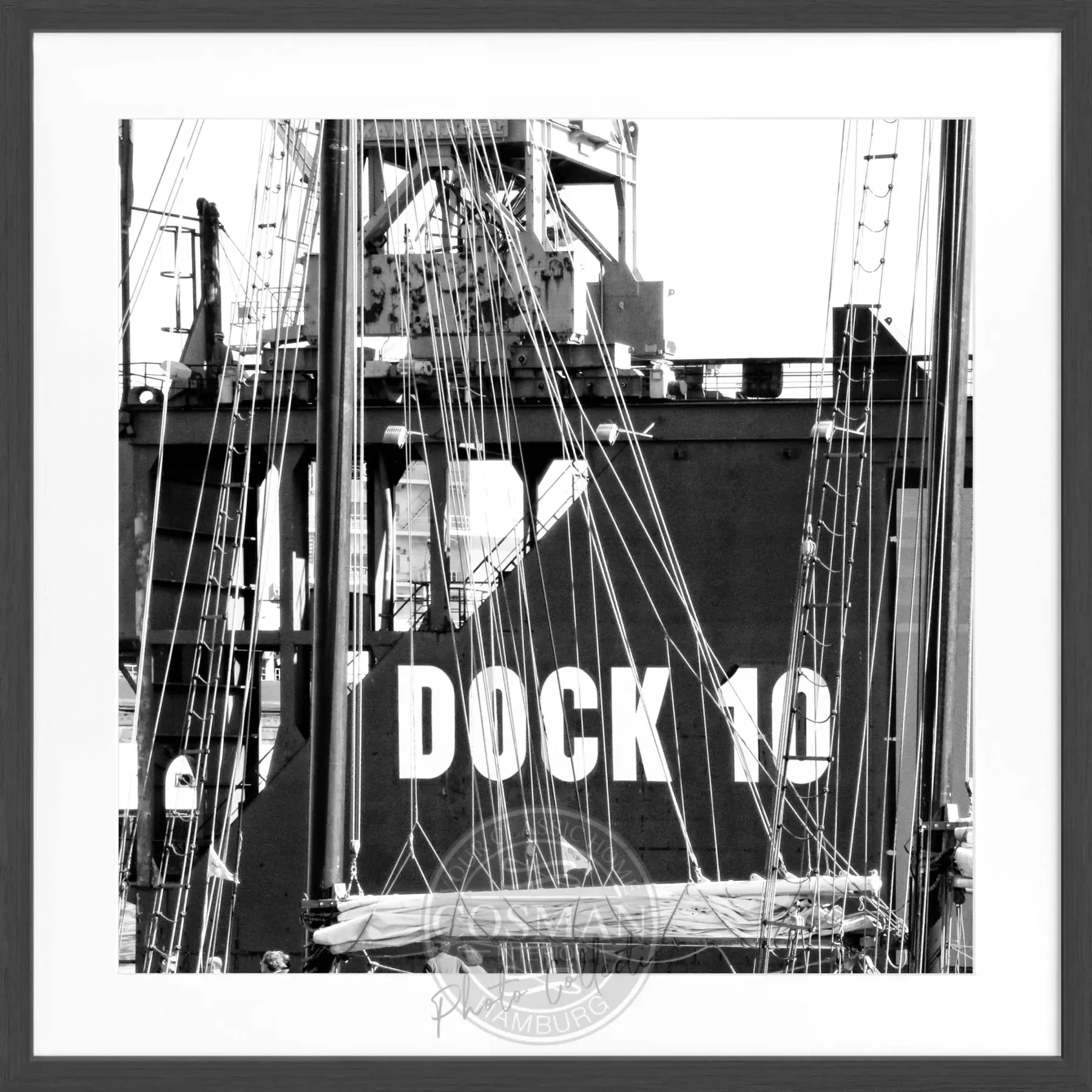 Schwarz-weiß Poster mit Rahmen, Hamburg Hafen Dock 10, von Cosman-Photocollection, quadratisch 55x55cm, maritime Stadtansicht