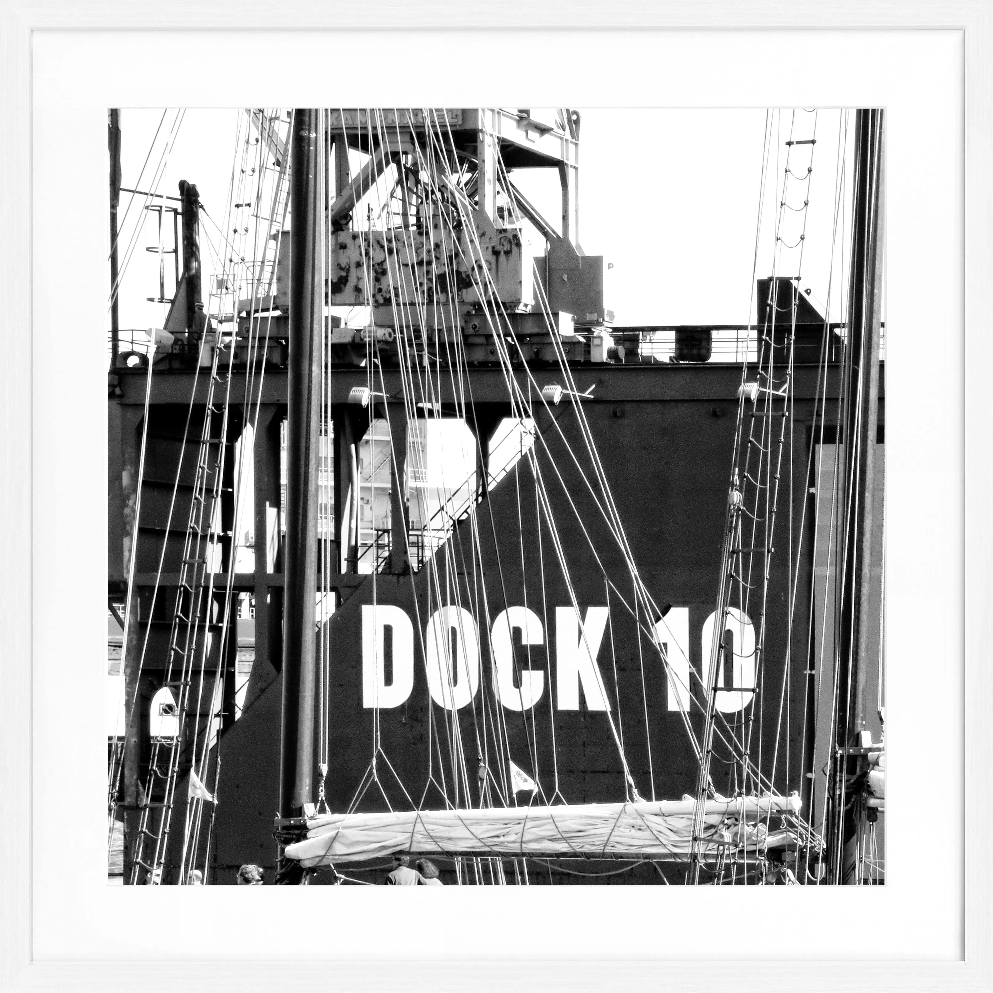 Schwarz-weiß Hamburg Hafen Poster mit Rahmen, Dock 10 Motiv, 55x55cm, von Cosman-Photocollection, quadratisches Wandbild