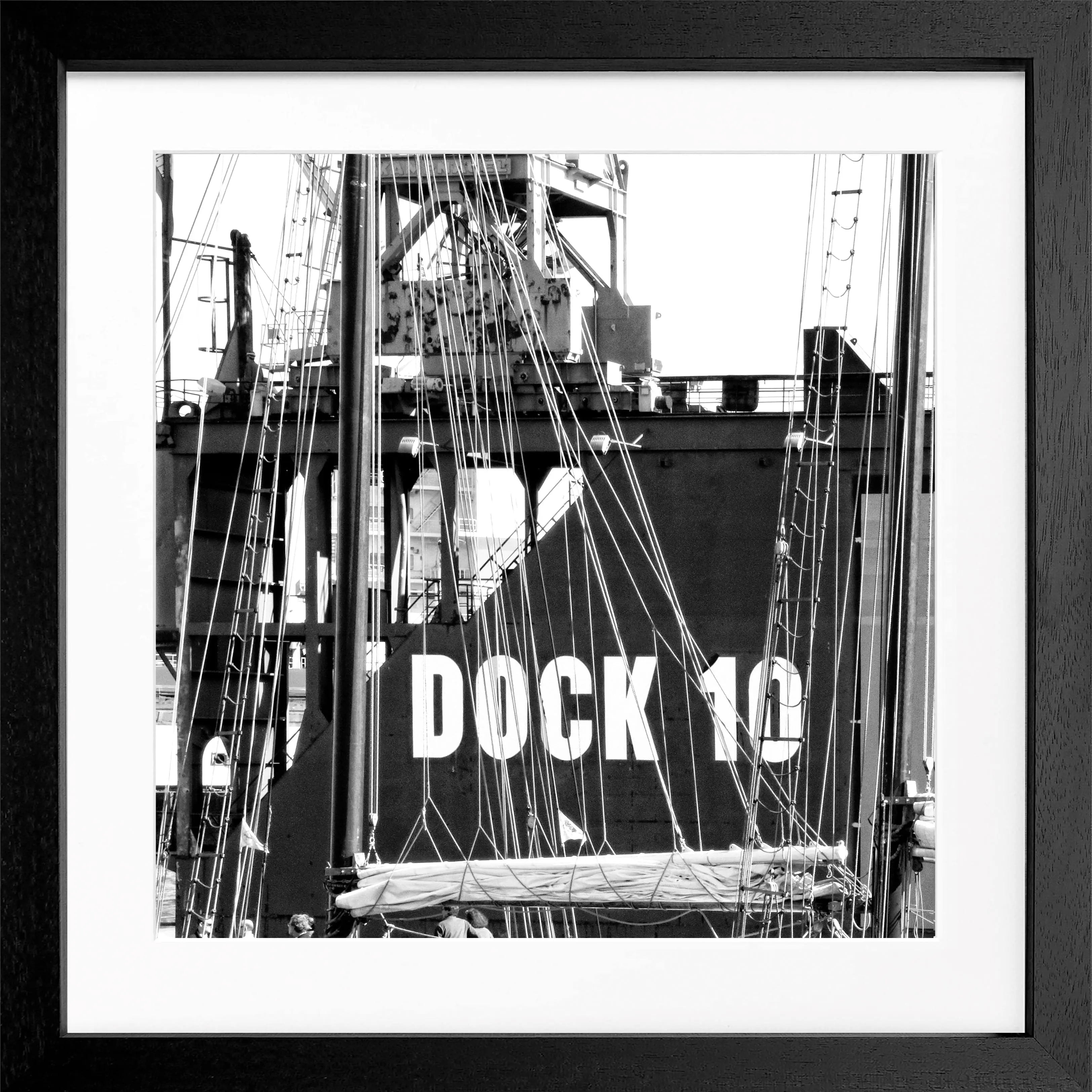 Schwarz-weiß Hamburg Hafen Poster mit Rahmen, Dock 10 Motiv, 55x55 cm, von Cosman-Photocollection.