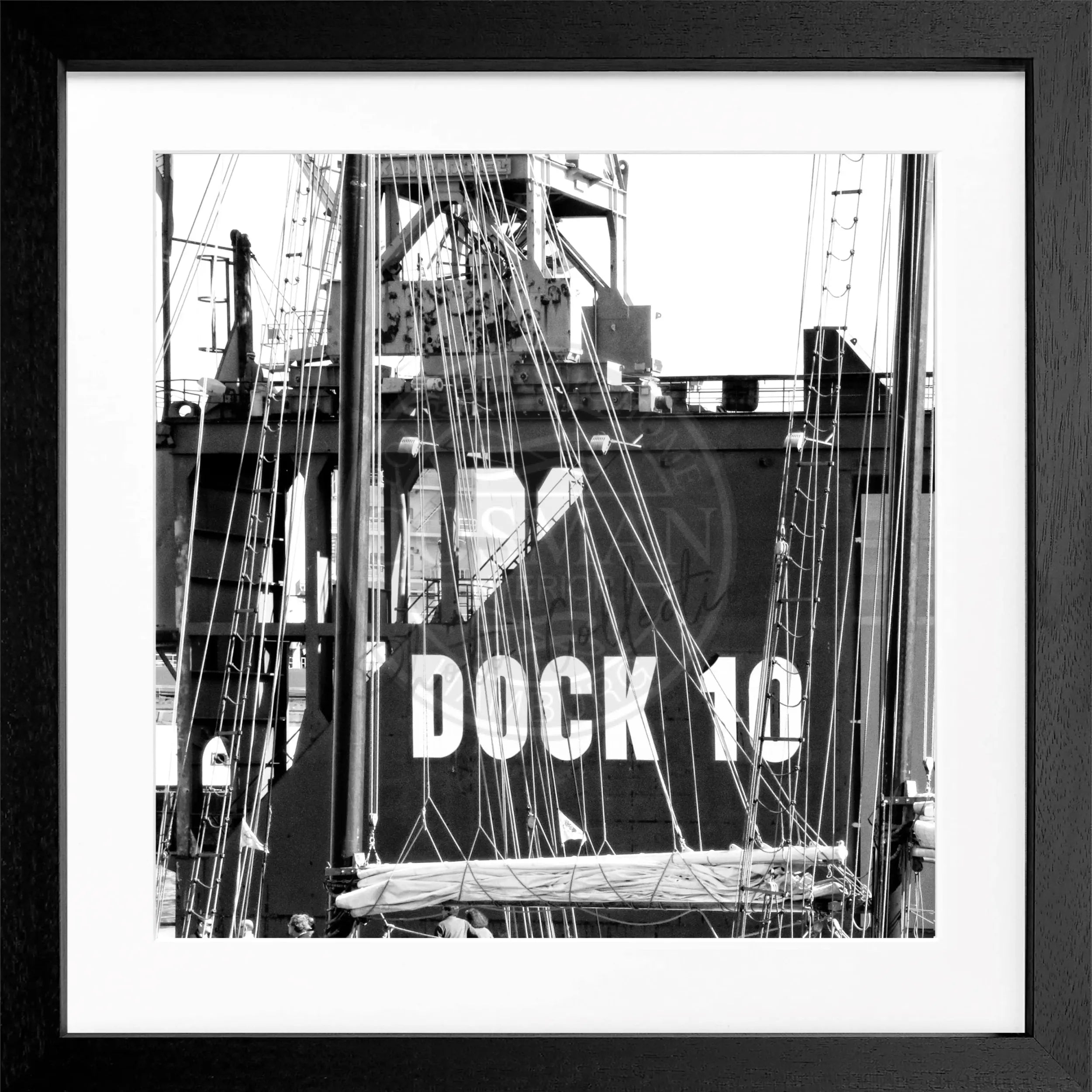 Schwarz-weiß Hamburg Hafen Poster mit Rahmen, Dock 10 Motiv, 55x55 cm, von Cosman-Photocollection.