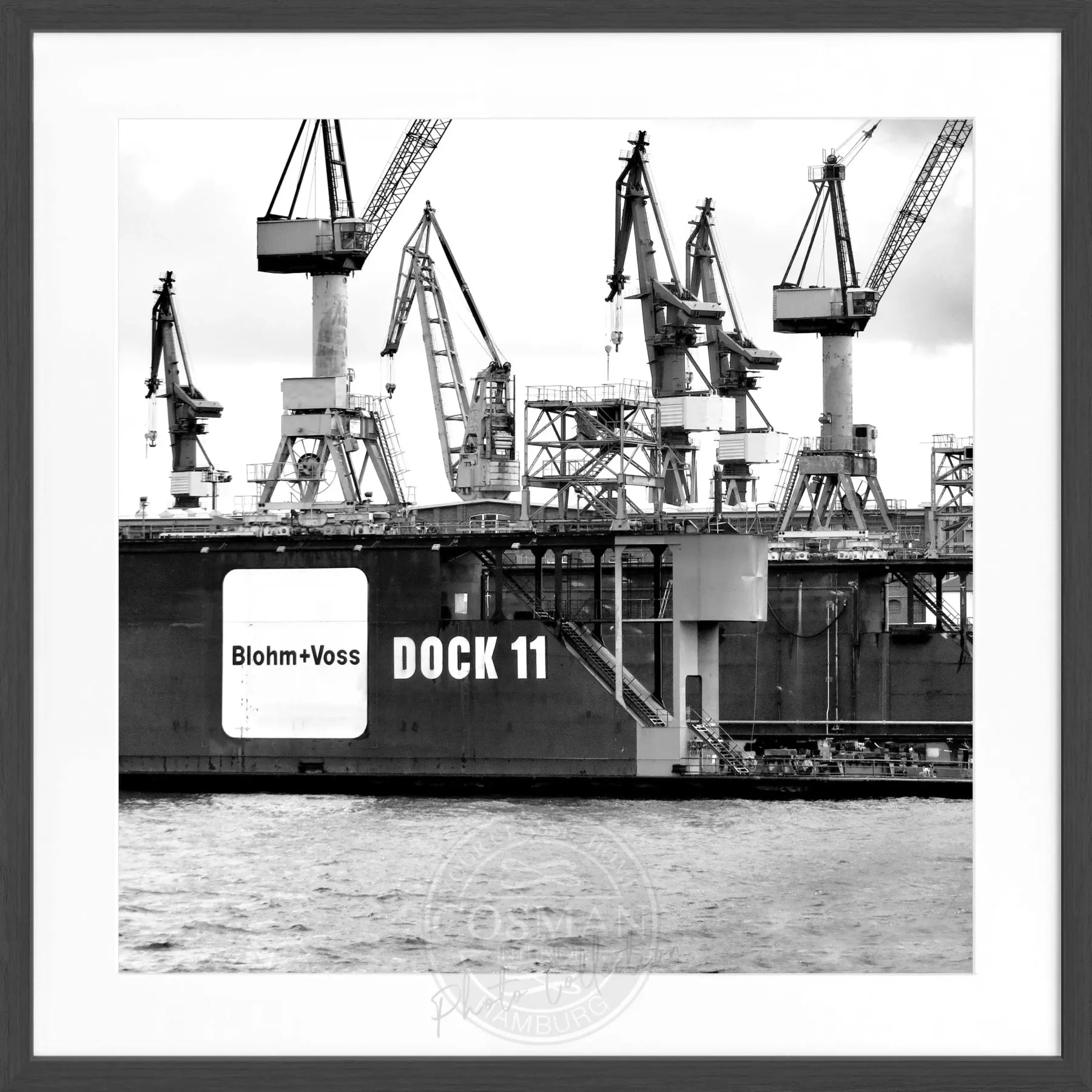 Schwarzweiß-Poster mit Rahmen, Hamburg Hafen Dock 11, von Cosman-Photocollection, quadratisch 55x55cm, maritime Stadtansicht