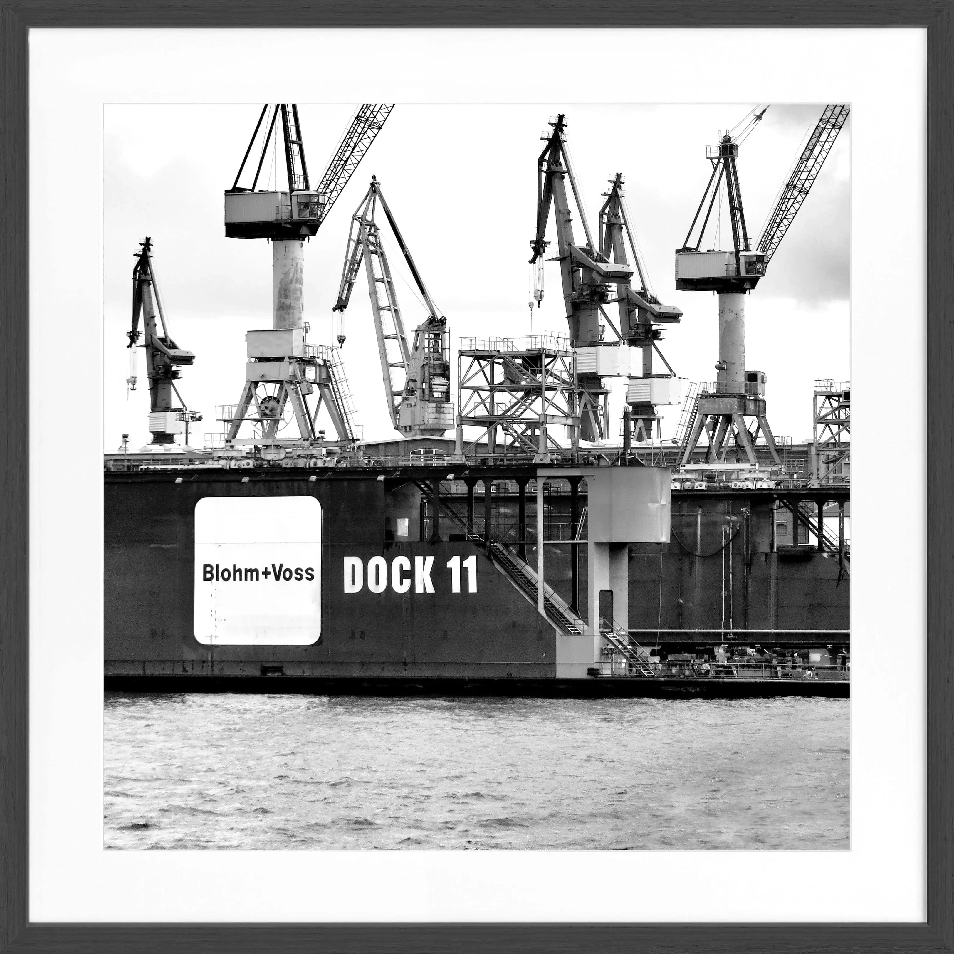 Schwarzweiß-Poster mit Rahmen, Hamburg Hafen Dock 11, von Cosman-Photocollection, quadratisch 55x55cm, maritime Stadtansicht