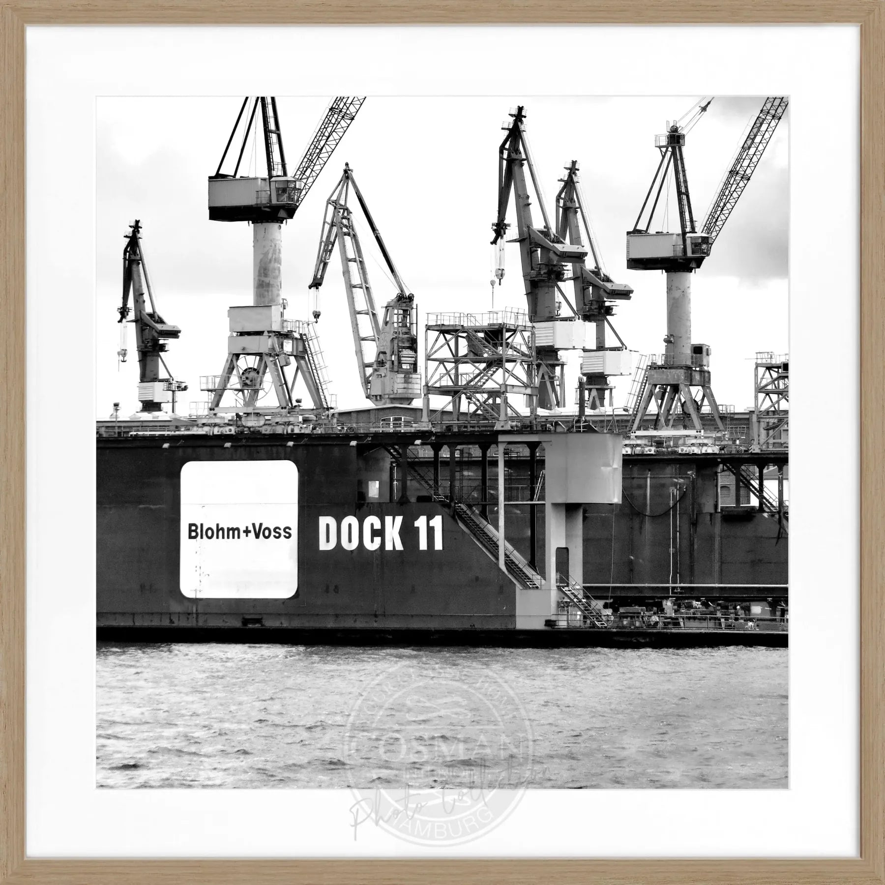 Schwarz-weiß Poster mit Rahmen von Hamburg Hafen ’Dock 11’ HH09 von Cosman-Photocollection, quadratisch 55x55cm