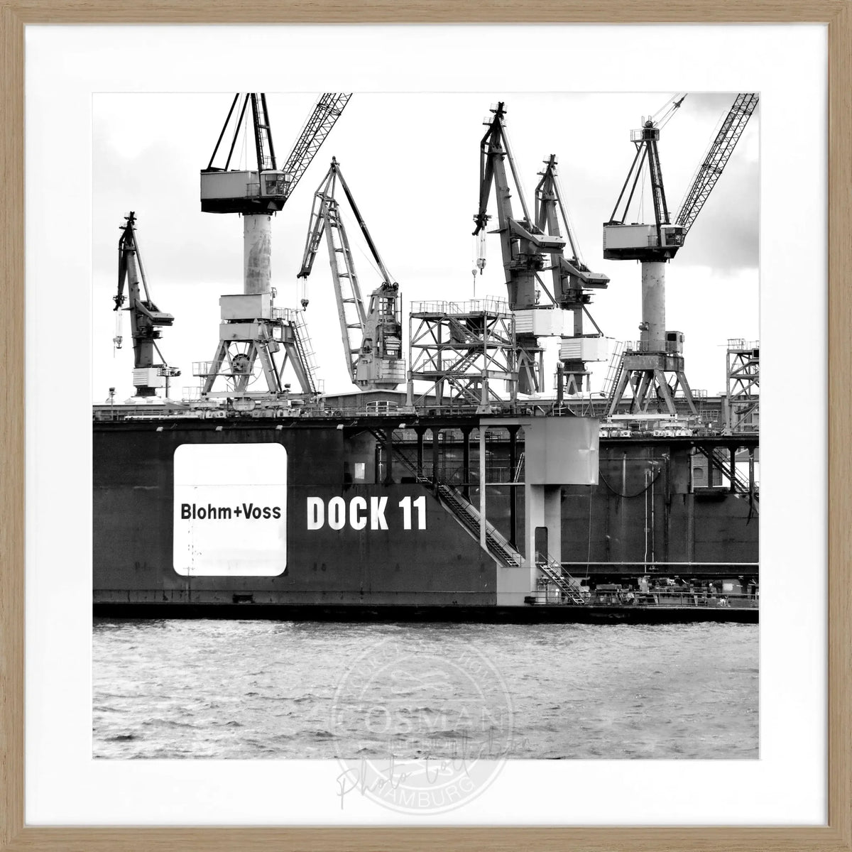 Schwarz-weiß Poster mit Rahmen von Hamburg Hafen ’Dock 11’ HH09 von Cosman-Photocollection, quadratisch 55x55cm