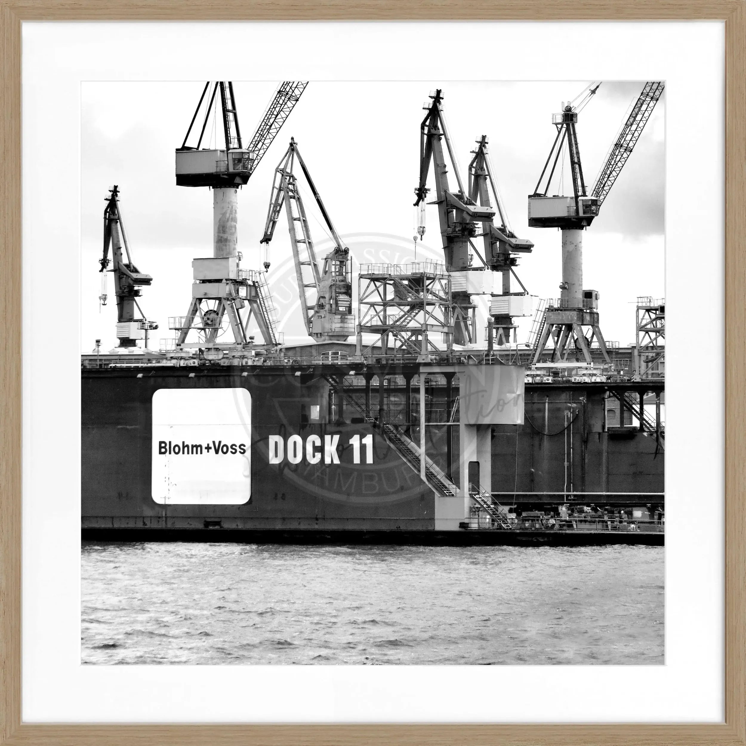 Schwarz-weiß Poster mit Rahmen von Hamburg Hafen ’Dock 11’ HH09 von Cosman-Photocollection, quadratisch 55x55cm