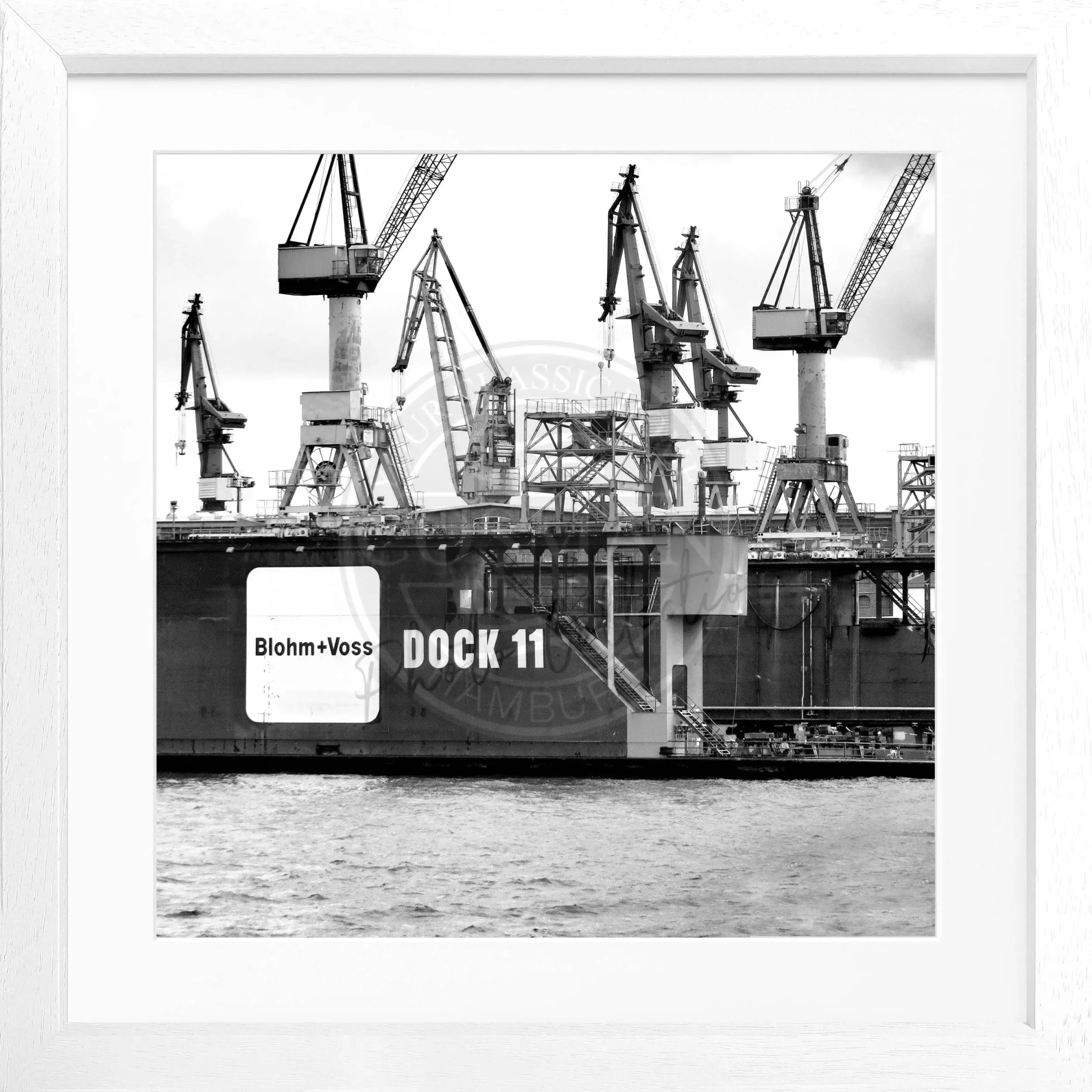 Schwarz-weiß Hamburg Hafen Poster mit Rahmen, quadratisch 55x55cm, von Cosman-Photocollection, Dock 11, HH09