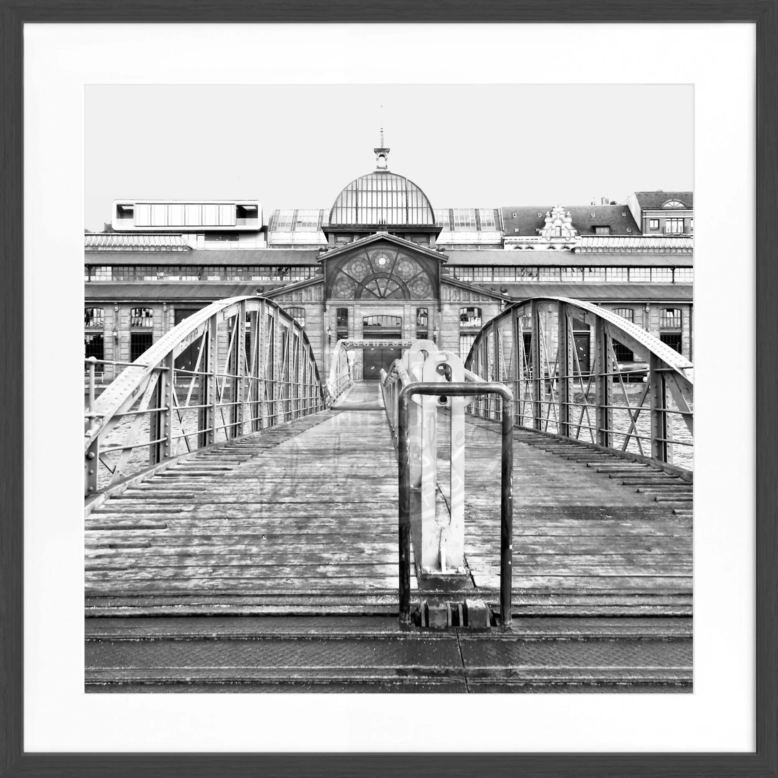 Poster mit Rahmen Hamburg Hafen ’Fischauktionshalle’ HH08 by Cosman-Photocollection