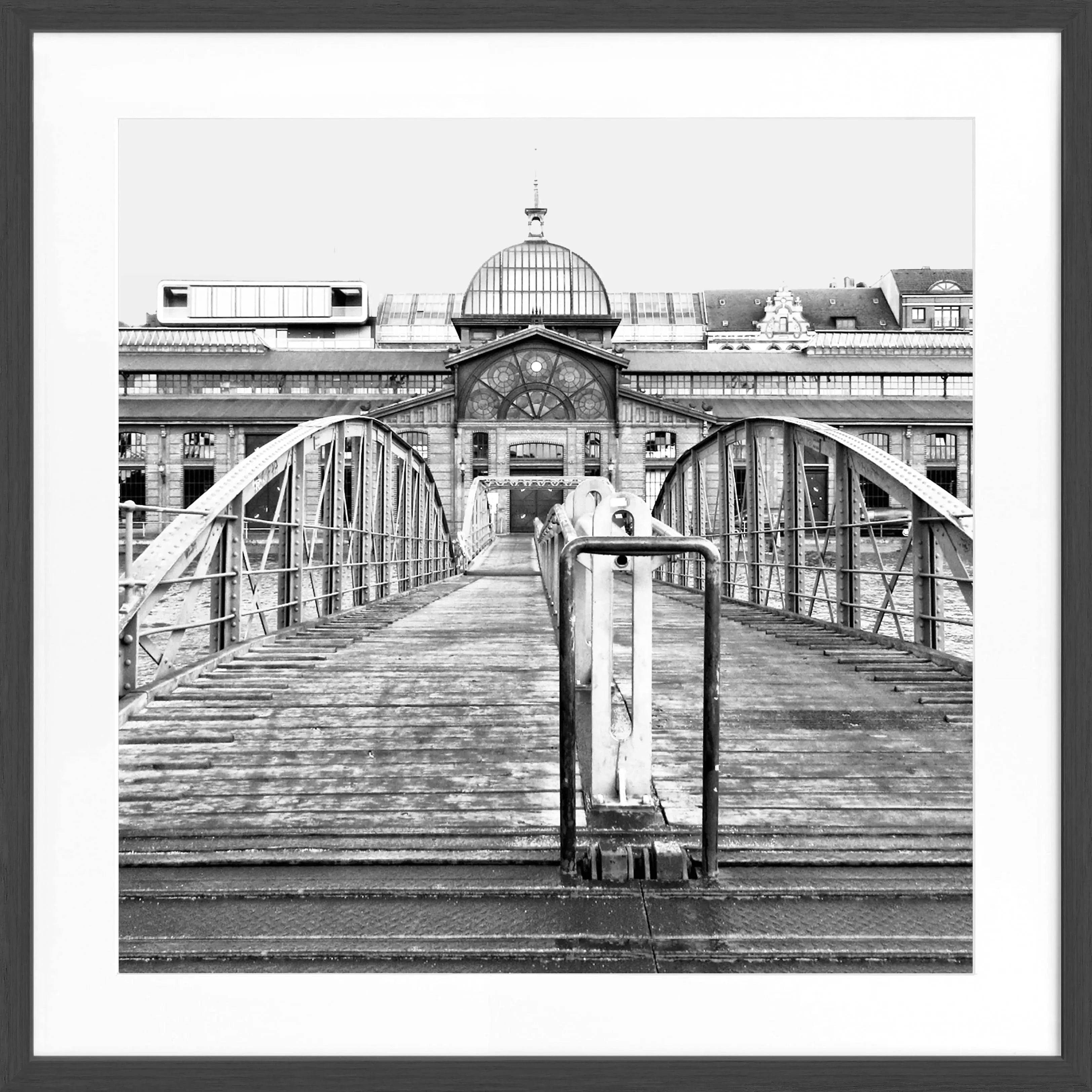 Schwarzweiß-Poster mit Rahmen von Hamburg Hafen, Fischauktionshalle, 55x55cm, von Cosman-Photocollection, maritime Stadtansicht