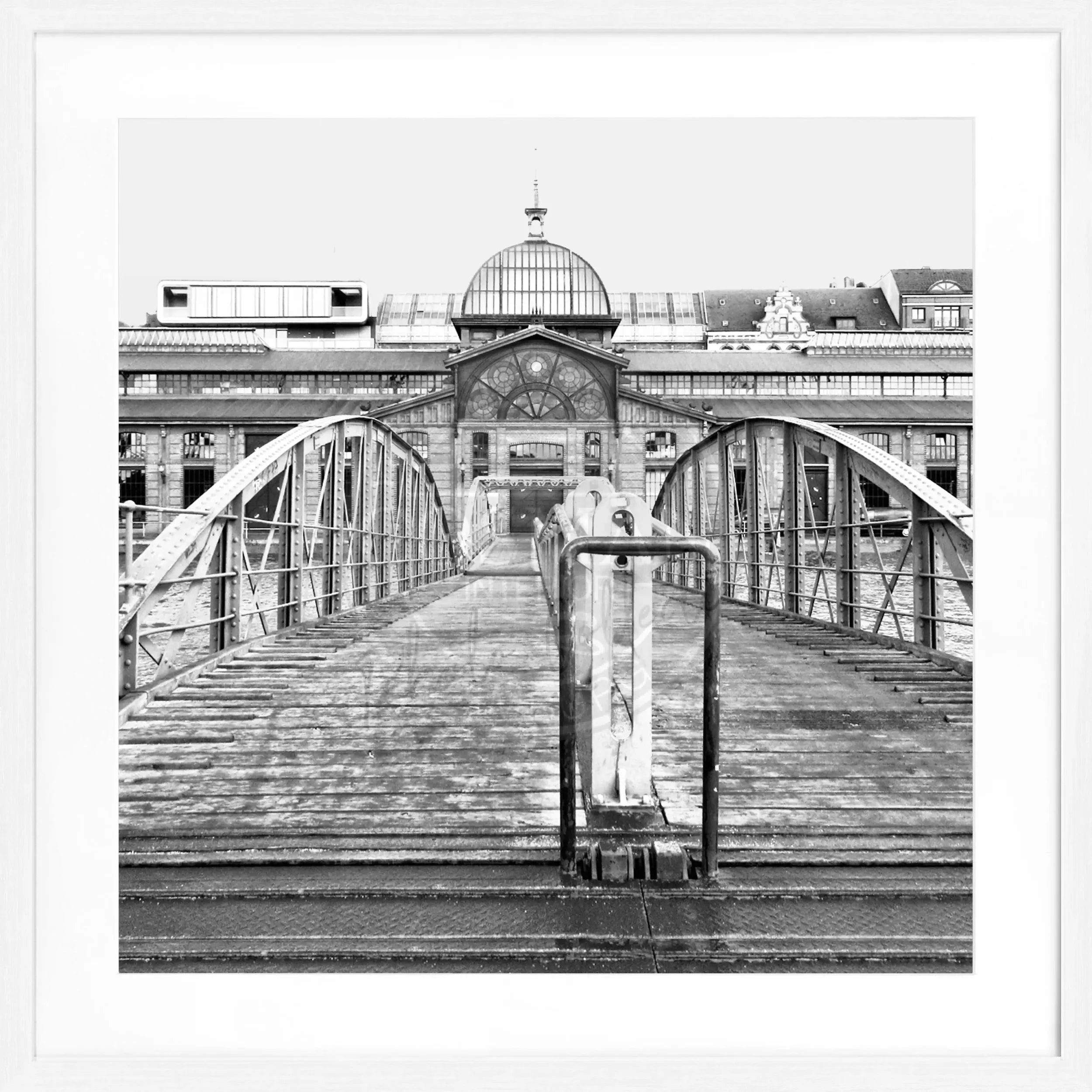 Schwarzweiß-Poster mit Rahmen von Hamburg Hafen Fischauktionshalle von Cosman-Photocollection, 55x55cm, quadratisches Format.