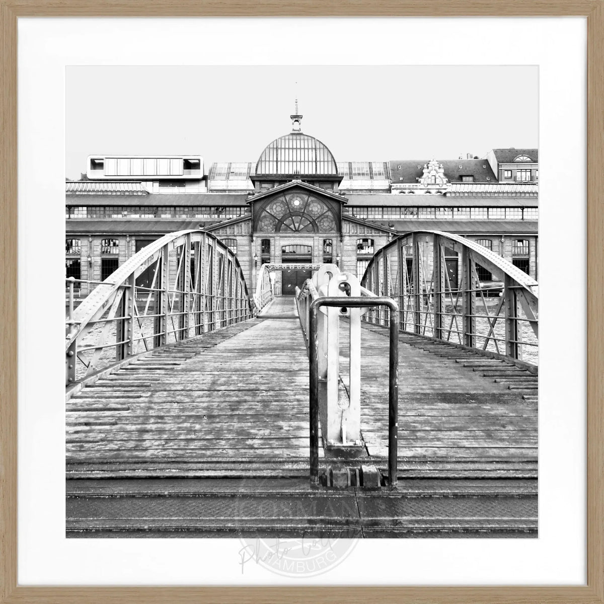 Schwarz-weiß Poster mit Rahmen, Hamburg Hafen Fischauktionshalle, quadratisch 55x55cm, von Cosman-Photocollection.