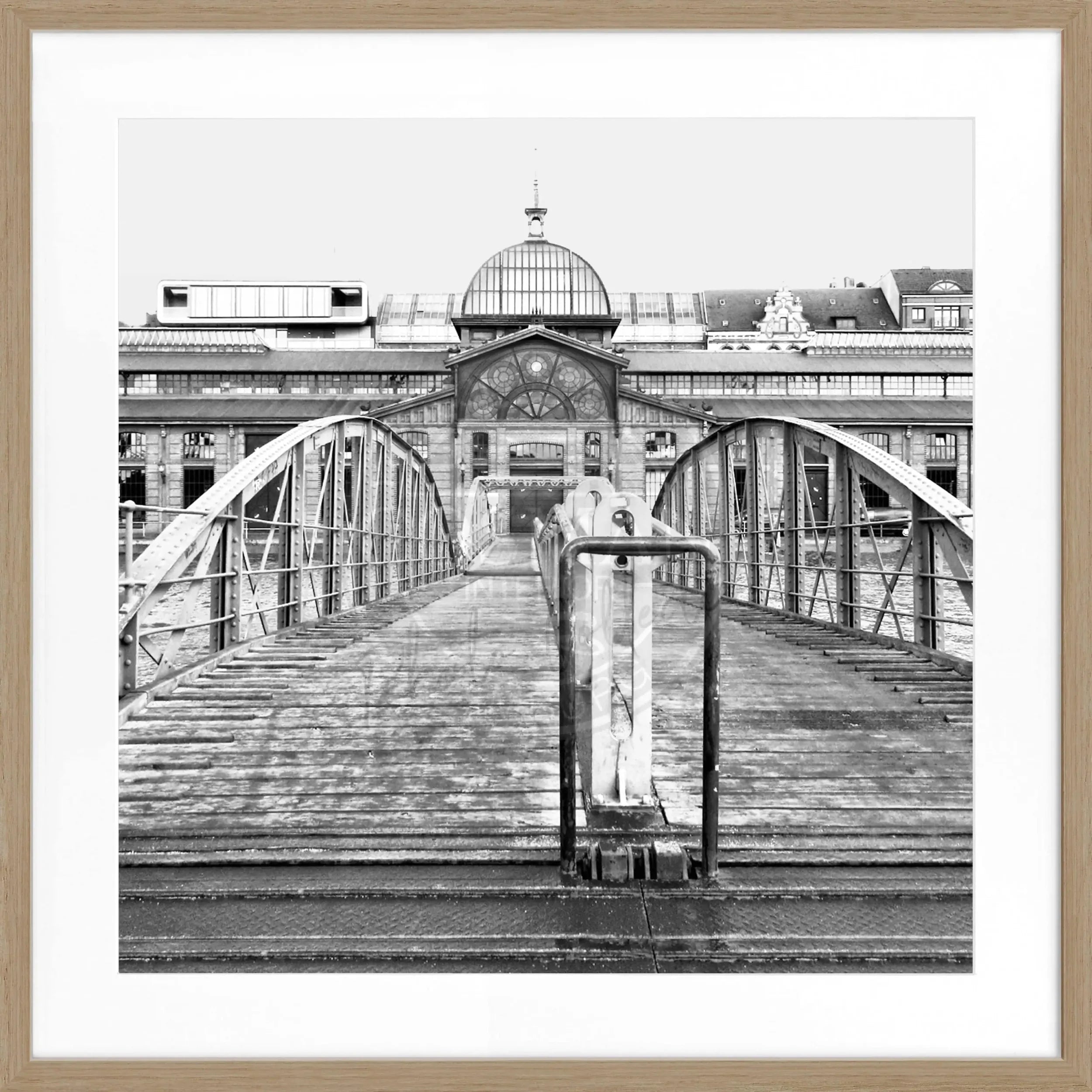Schwarz-weiß Poster mit Rahmen, Hamburg Hafen Fischauktionshalle, quadratisch 55x55cm, von Cosman-Photocollection.