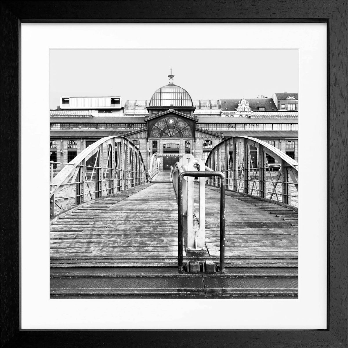 Schwarz-weiß Poster mit Rahmen von Hamburg Hafen, Fischauktionshalle, im quadratischen Format 55x55 cm, von Cosman-Photocollection.