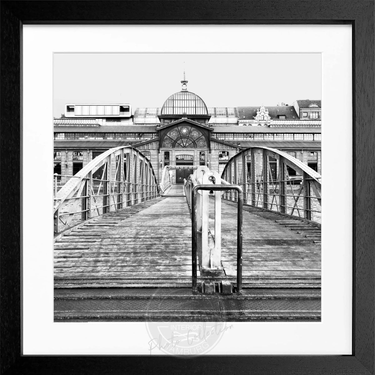 Schwarz-weiß Poster mit Rahmen von Hamburg Hafen, Fischauktionshalle, im quadratischen Format 55x55 cm, von Cosman-Photocollection.