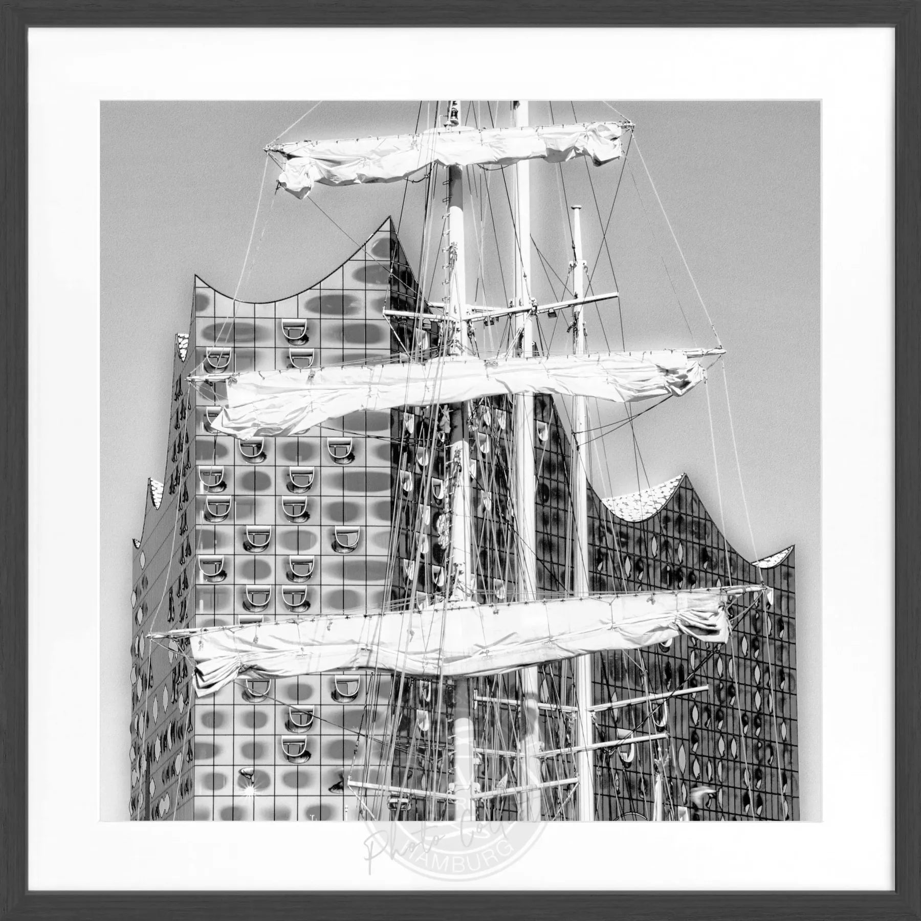 Schwarz-weiß Poster vom Hamburger Hafen mit Rahmen, 55x55cm, von Cosman-Photocollection, quadratisch, maritime Dekoration