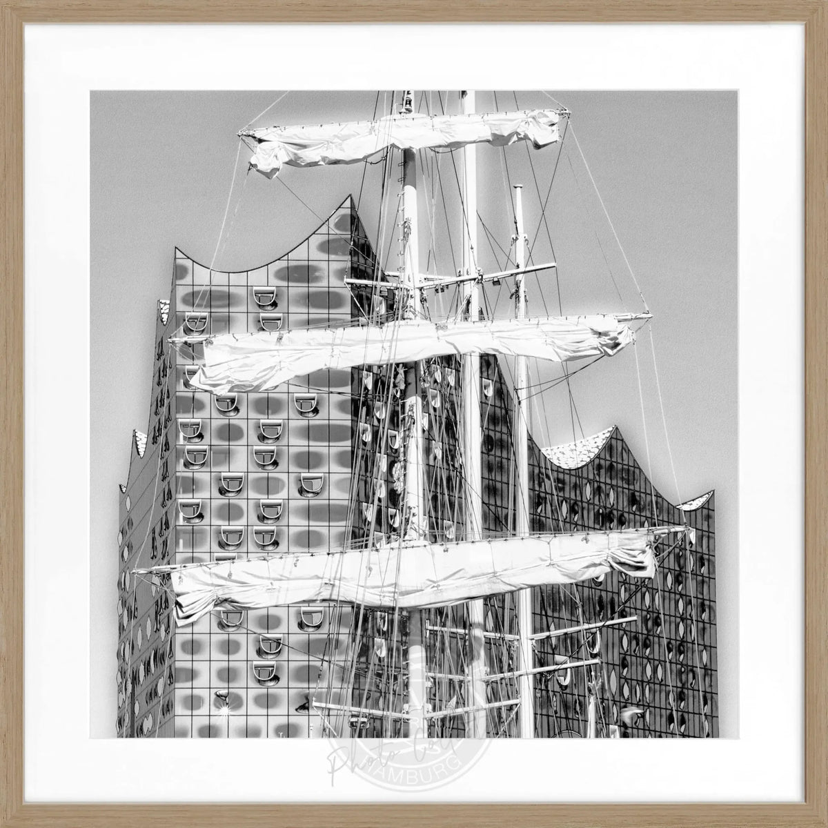 Schwarz-weiß Hamburg Hafen Poster mit Rahmen, quadratisch 55x55 cm, von Cosman-Photocollection, maritime Wanddekoration