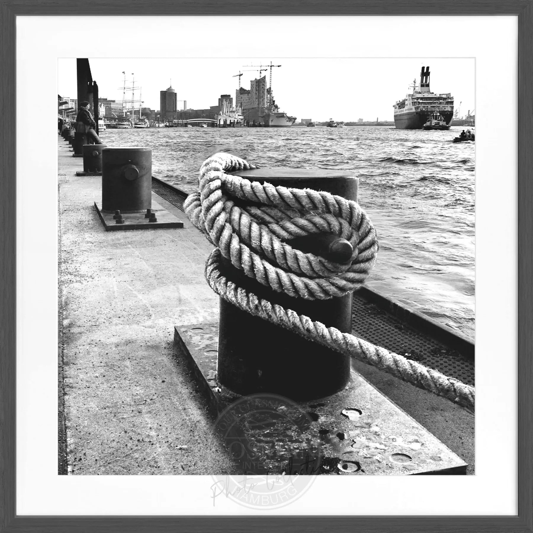 Schwarzweiß-Poster mit Rahmen, Hamburg Hafen Poller HH07, 55x55cm, von Cosman-Photocollection, maritime Stadtansicht