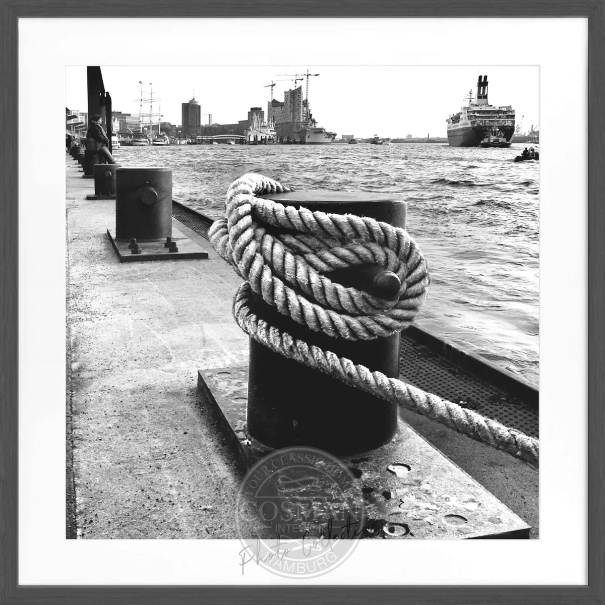 Schwarzweiß-Poster mit Rahmen, Hamburg Hafen Poller HH07, 55x55cm, von Cosman-Photocollection, maritime Stadtansicht