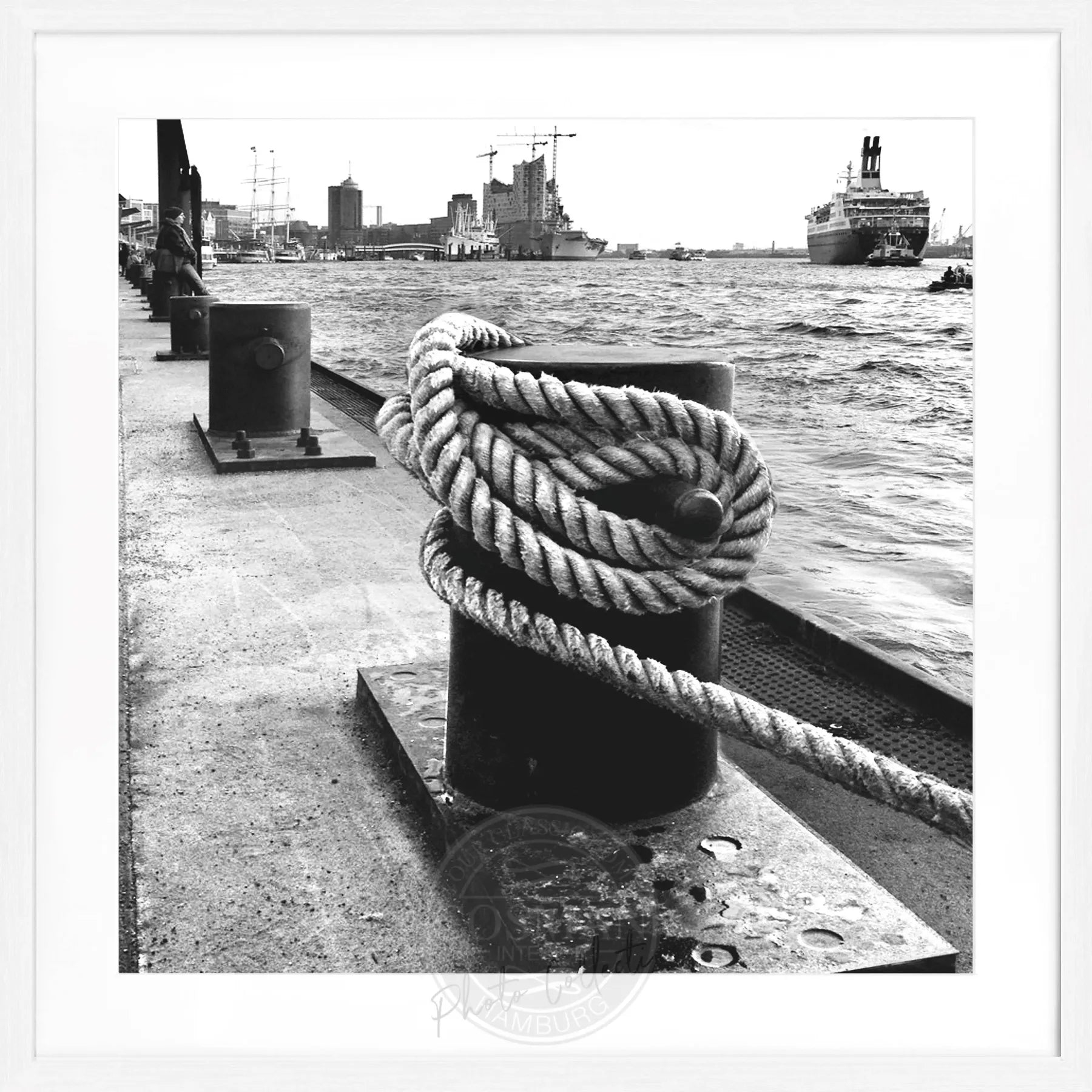 Schwarzweiß-Poster mit Rahmen, Hamburg Hafen Poller ’HH07’, 55x55cm, von Cosman-Photocollection, maritime Stadtansicht