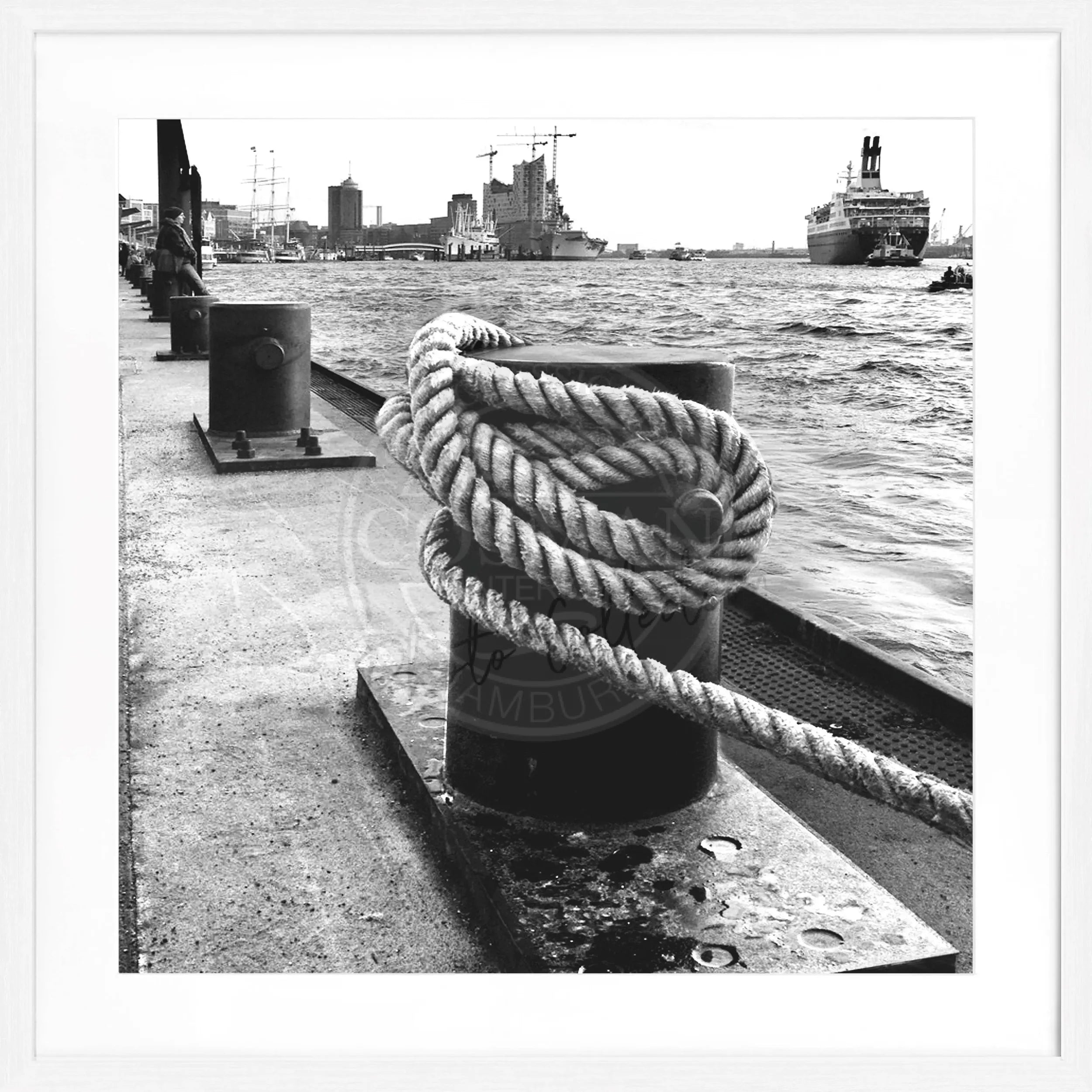 Schwarzweiß-Poster mit Rahmen, Hamburg Hafen Poller ’HH07’, 55x55cm, von Cosman-Photocollection, maritime Stadtansicht
