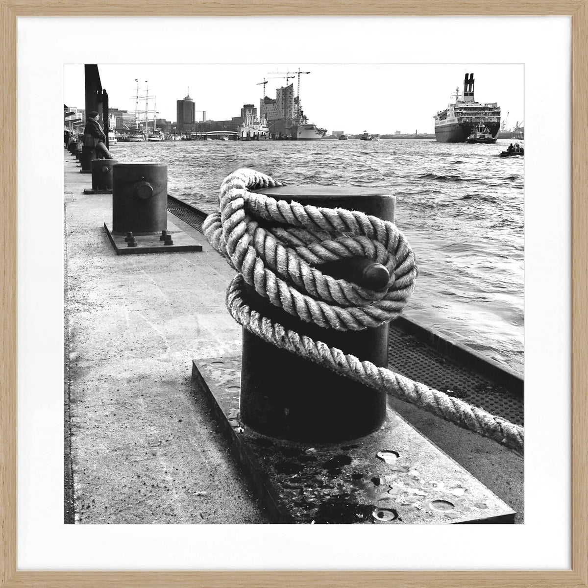 Schwarzweiß-Poster mit Rahmen, Hamburg Hafen Poller, Cosman-Photocollection, quadratisches 55x55cm Wandbild