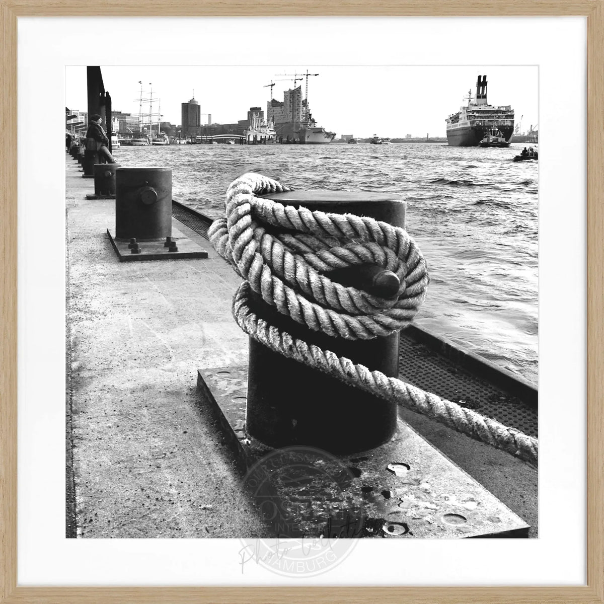 Schwarzweiß-Poster mit Rahmen, Hamburg Hafen Poller, Cosman-Photocollection, quadratisches 55x55cm Wandbild