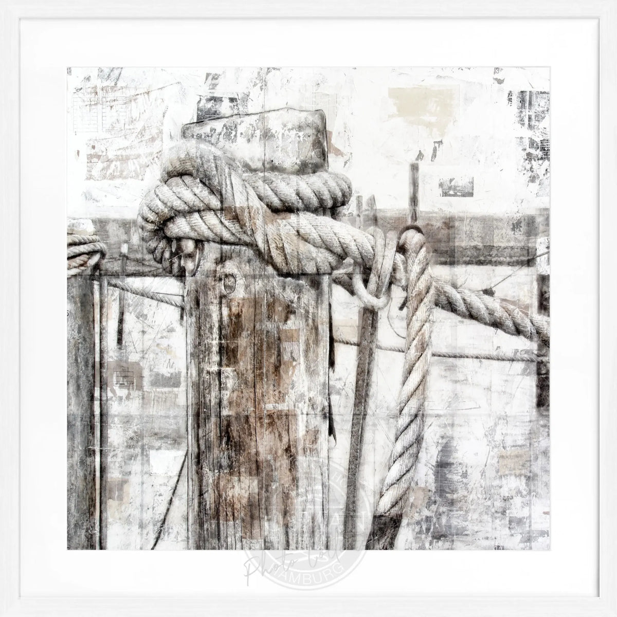 Schwarzweißer Poster mit Rahmen ’Poller’ Sylt von Cosman-Photocollection, quadratisch 55x55cm, detailreiche Meeres- und Leuchtturmansicht