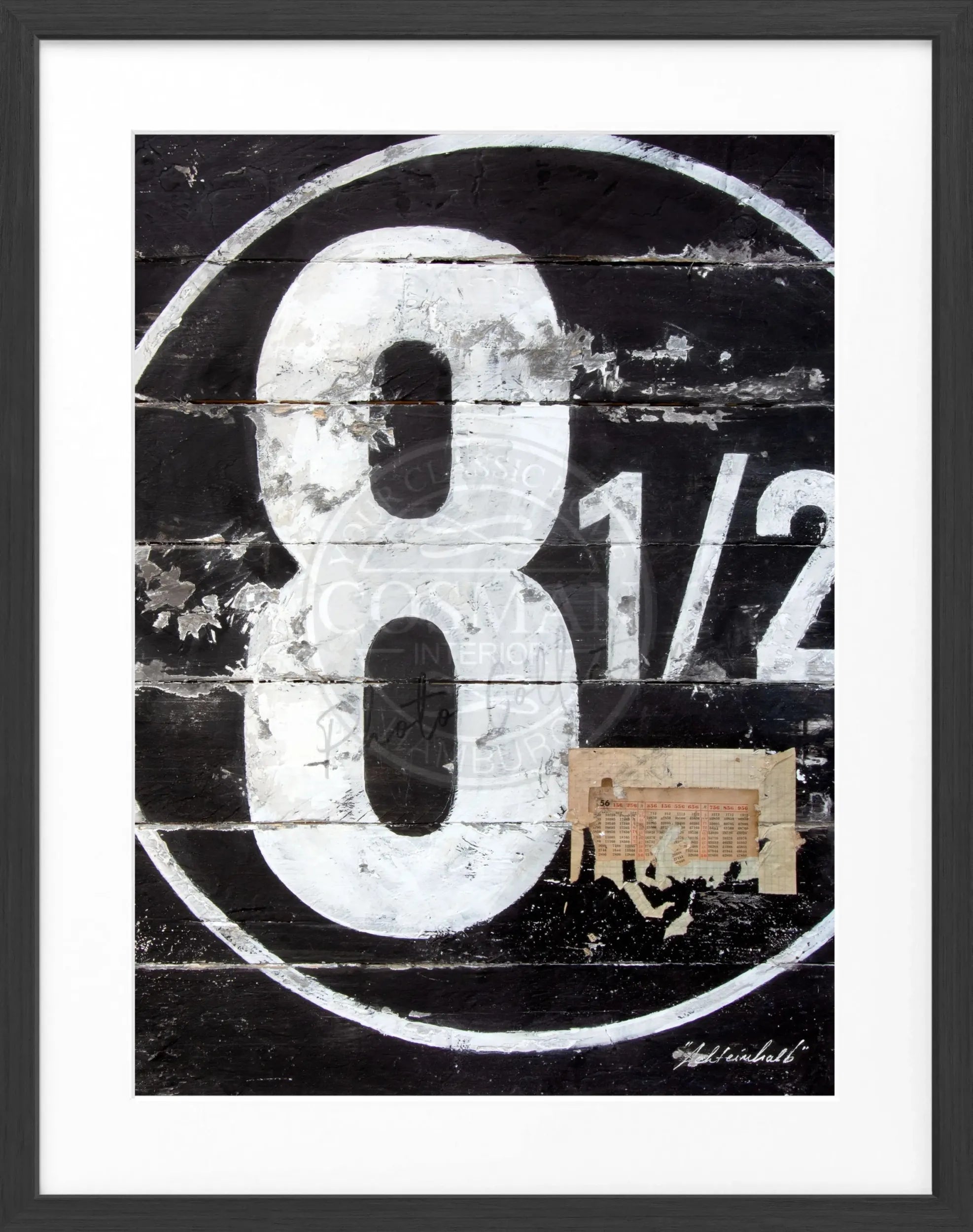 Schwarz-weiß Poster mit Rahmen ’achteinhalb’ GM15 von Cosman-Photocollection, 25x31 cm, mit farbigem Motiv.