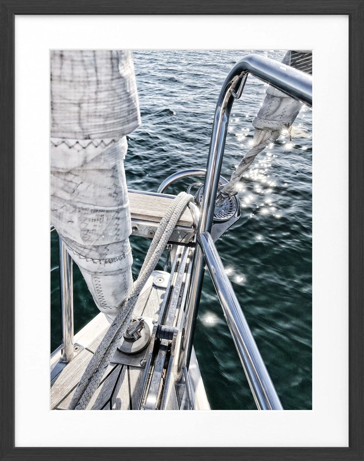 Schwarzweiß Poster von einem Segelboot SAIL03 von Cosman-Photocollection in Rahmen, ideal für stilvolle Wanddekoration.