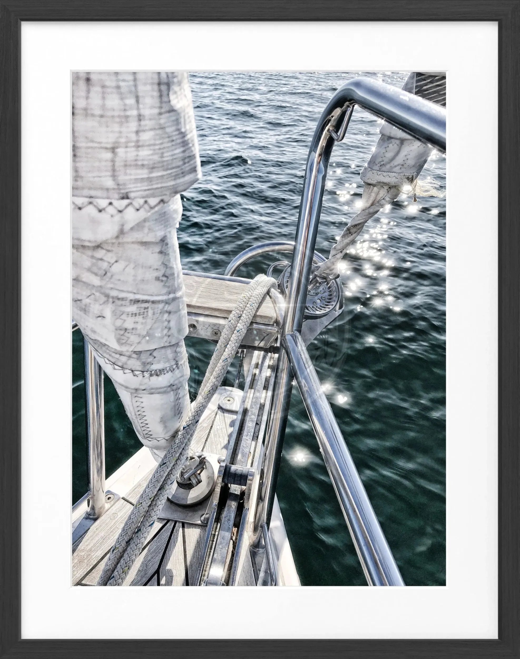 Schwarzweiß Poster von einem Segelboot SAIL03 von Cosman-Photocollection in Rahmen, ideal für stilvolle Wanddekoration.