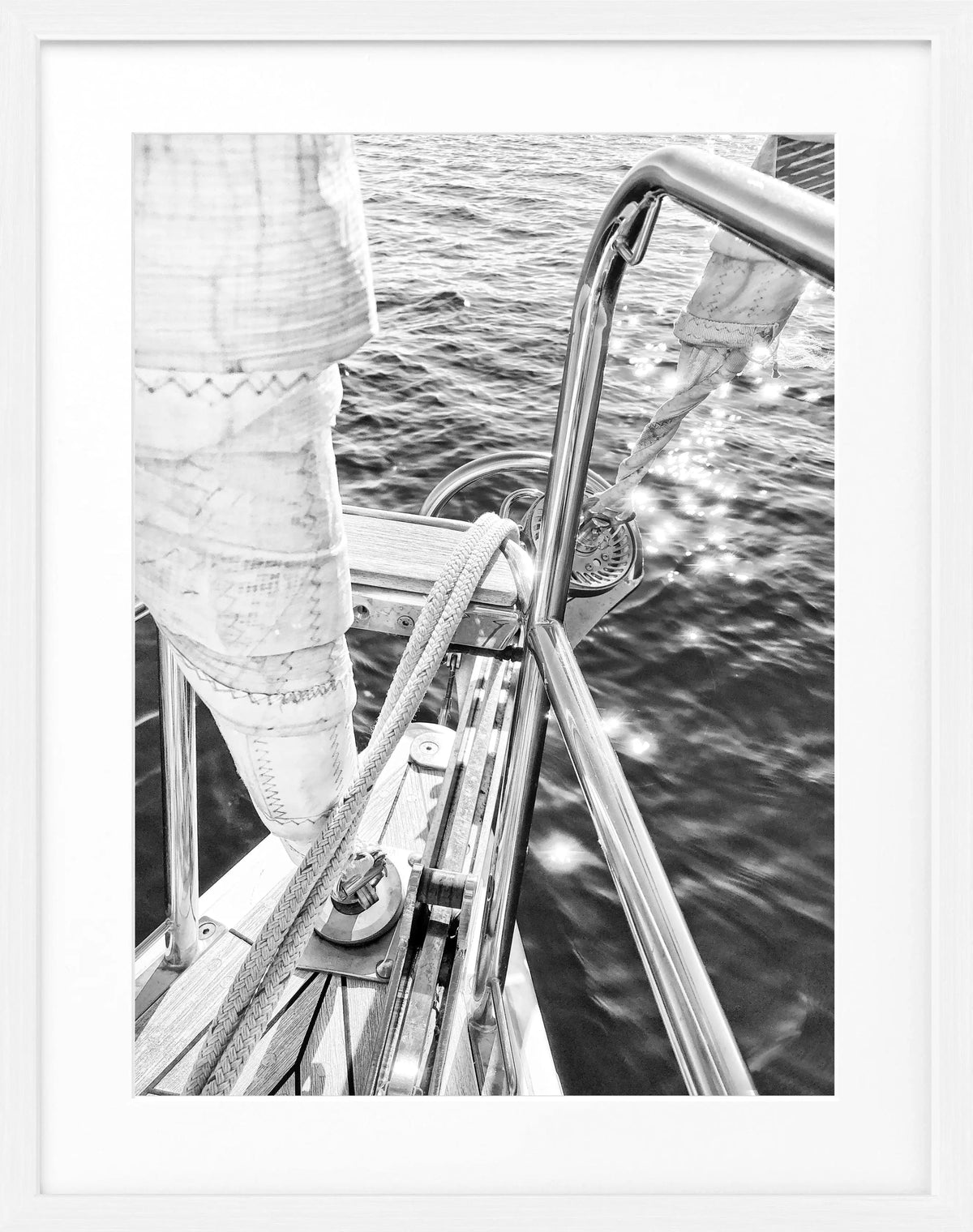 Schwarz-Weiß-Poster mit Segelboot SAIL03 von Cosman-Photocollection, gerahmt, für stilvolle Wanddekoration.