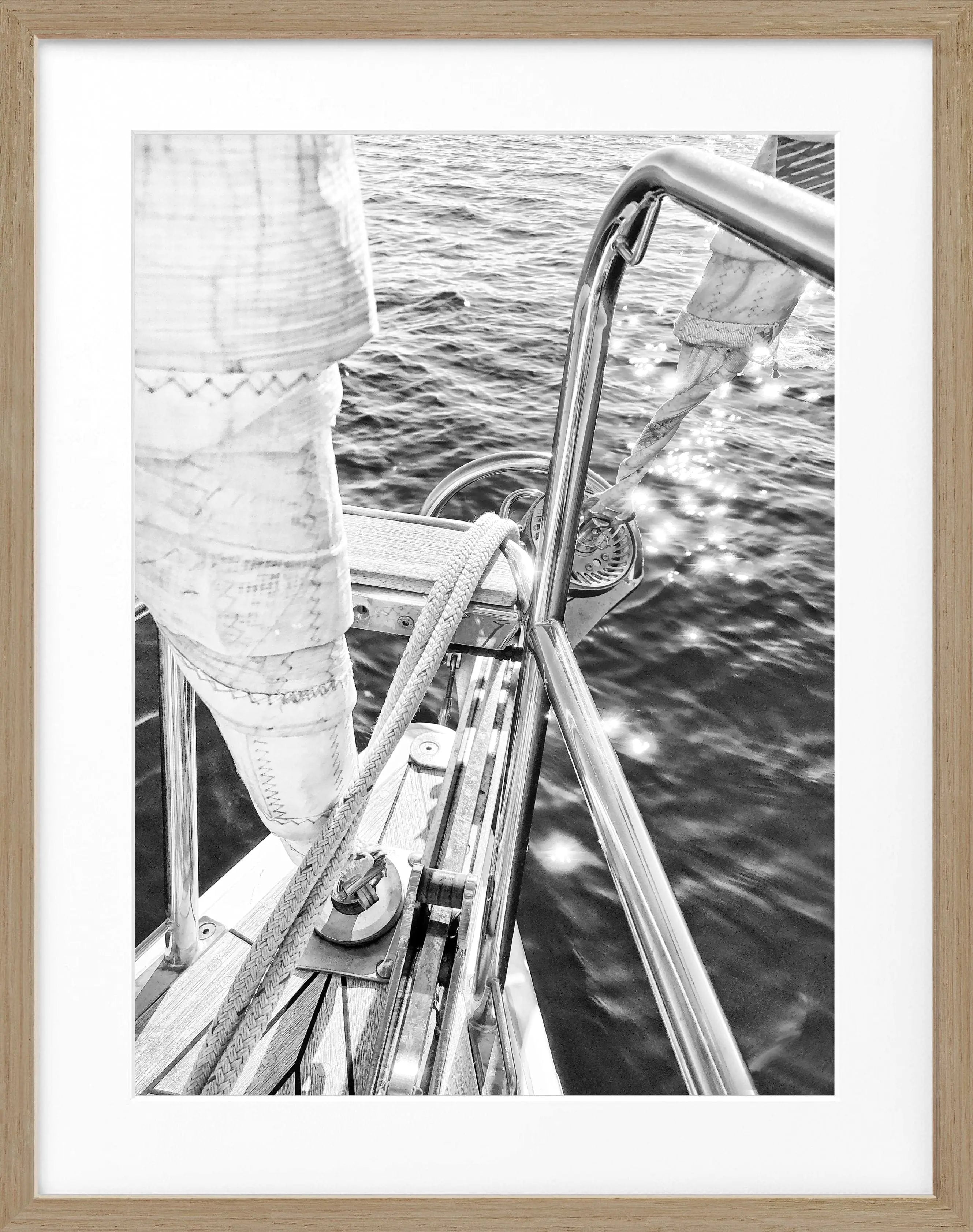 Schwarzweiß-Poster von einem Segelboot SAIL03 in Rahmen, stilvolle Wanddekoration von Cosman-Photocollection, 25x31 cm