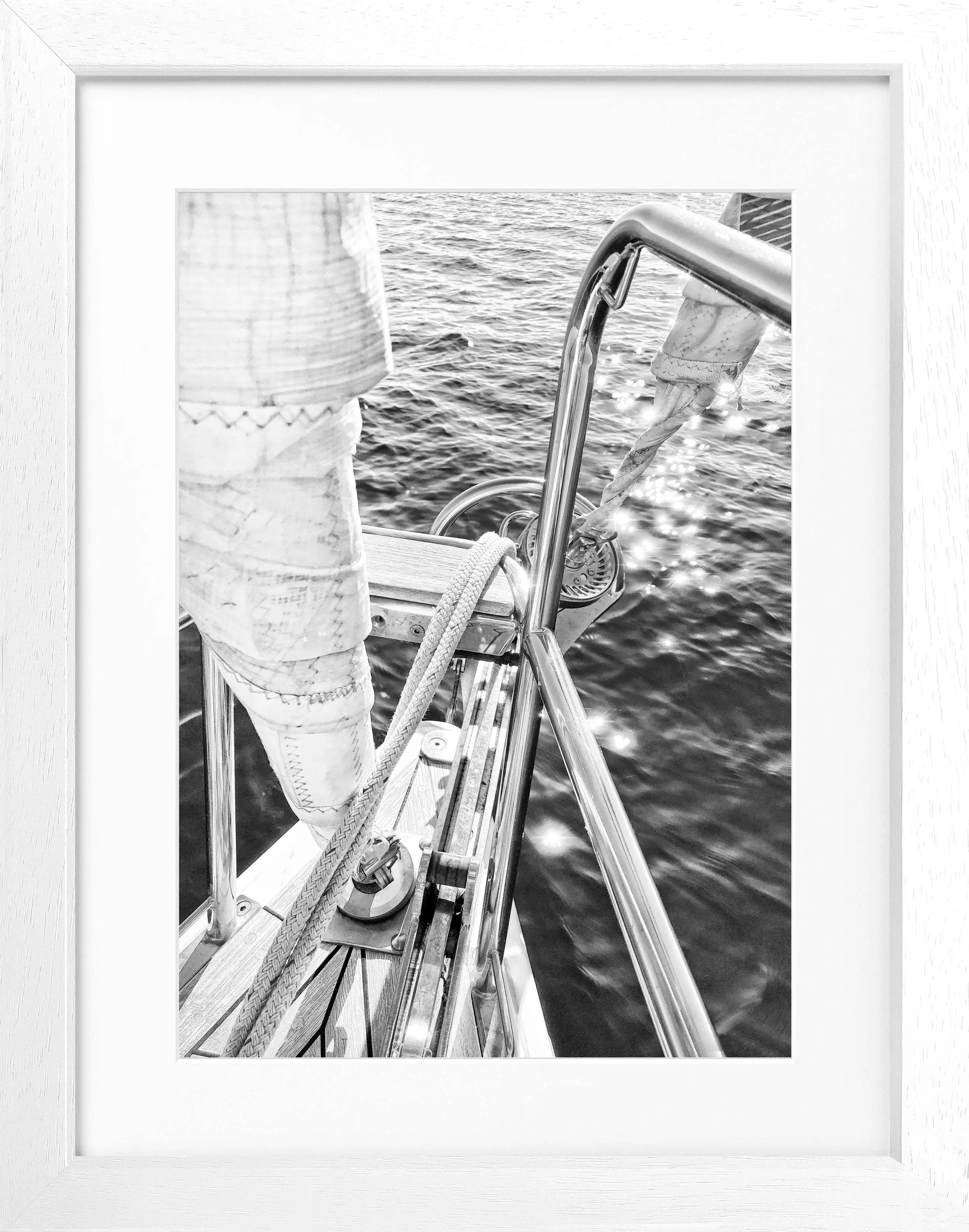 Schwarz-weiß Poster von einem Segelboot SAIL03 von Cosman-Photocollection mit Rahmen, ideal für stilvolle Wanddekorationen.