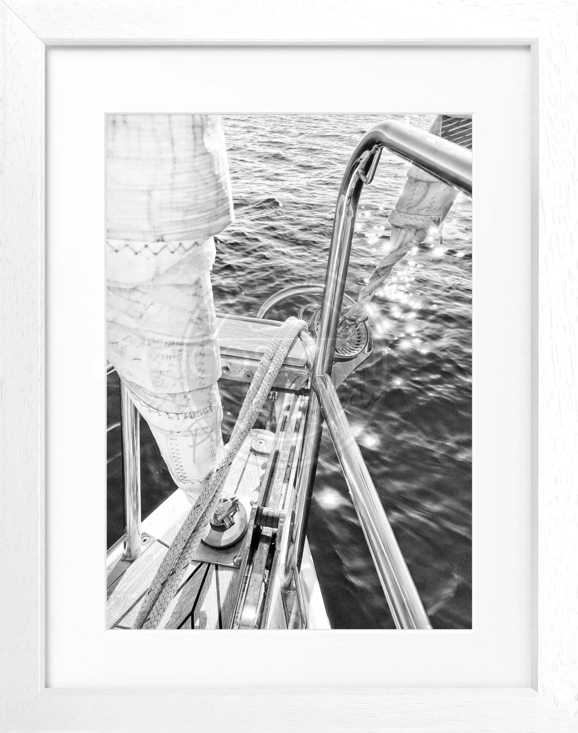 Schwarz-weiß Poster von einem Segelboot SAIL03 von Cosman-Photocollection mit Rahmen, ideal für stilvolle Wanddekorationen.