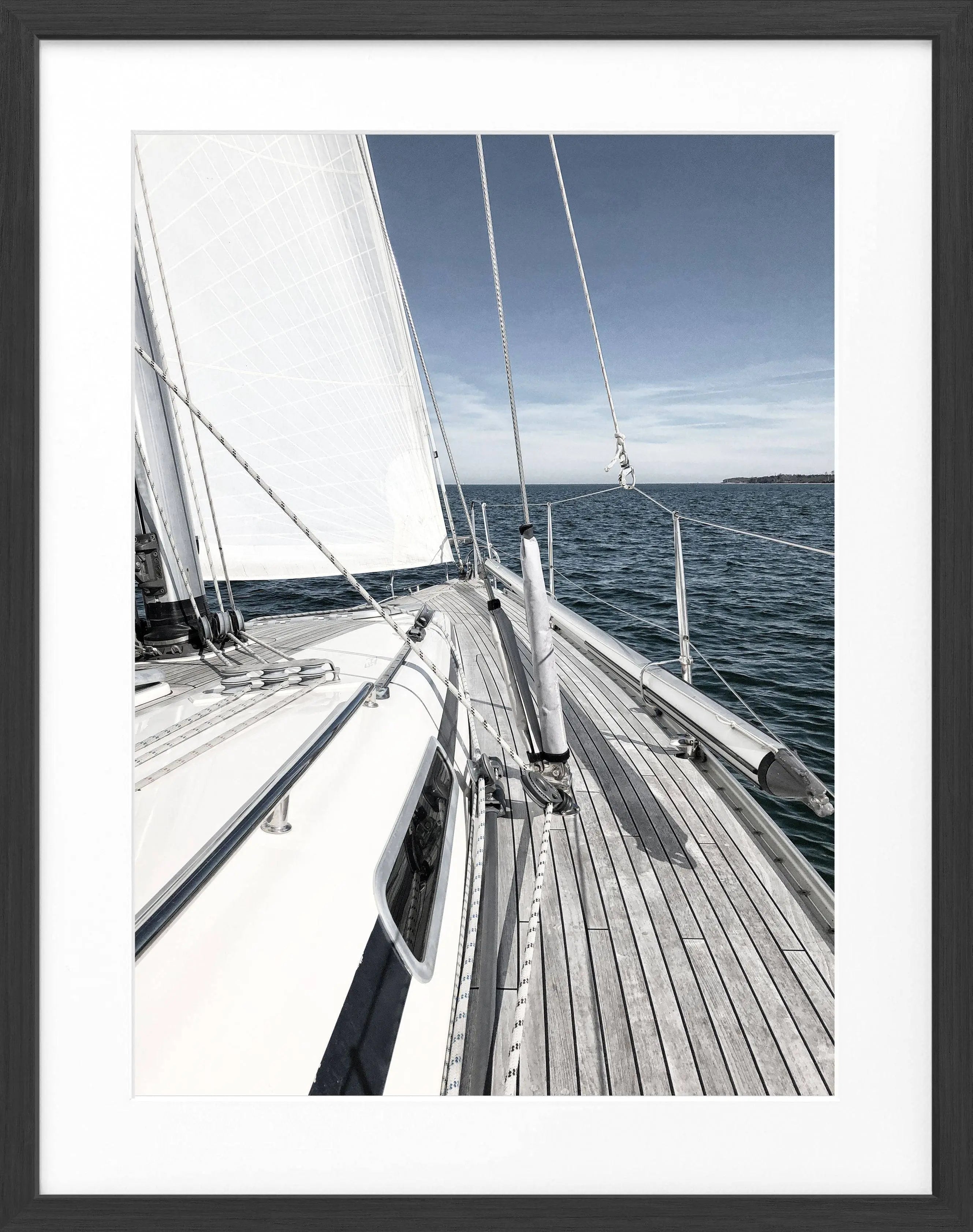 Schwarz-weißes Segelboot Poster mit Rahmen, stilvolle Wanddekoration für Segel-Fans, von Cosman-Photocollection, 25x31 cm