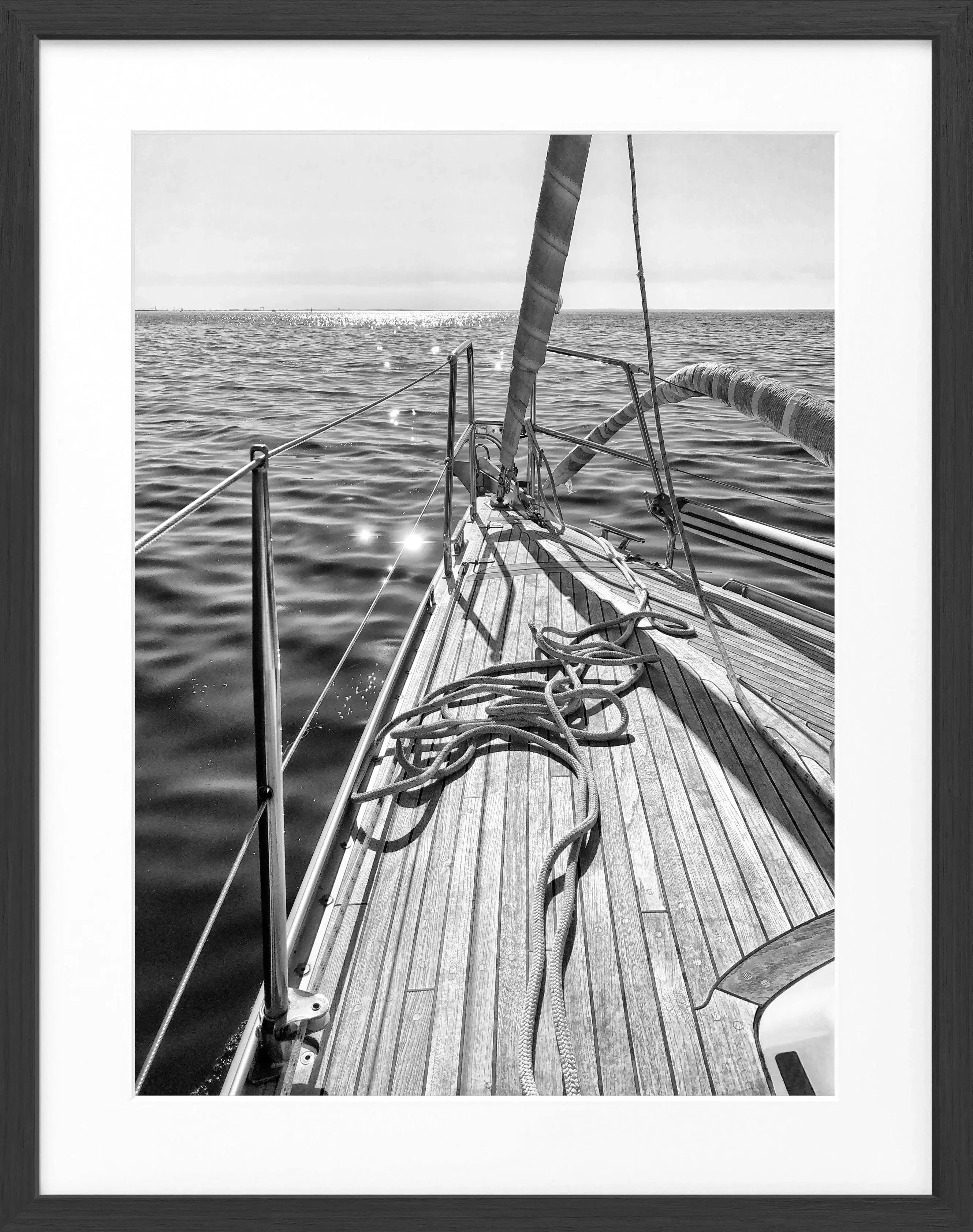 Schwarz-weiß Segelboot Poster mit Rahmen, maritime Wanddekoration von Cosman-Photocollection, stilvoll für Nautik-Liebhaber.