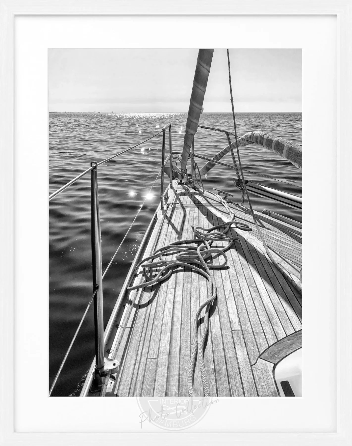 Schwarz-Weiß Segelboot Poster mit Rahmen von Cosman-Photocollection, maritime Wanddekoration, 25x31 cm, stilvoll und modern