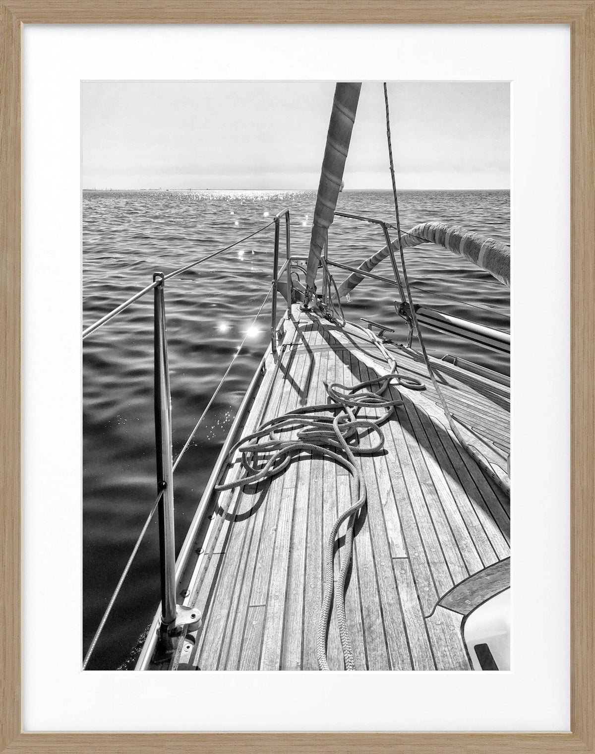 Schwarz-weiß Segelboot Poster mit Rahmen von Cosman-Photocollection, maritime Wanddekoration, stilvoll und dekorativ.