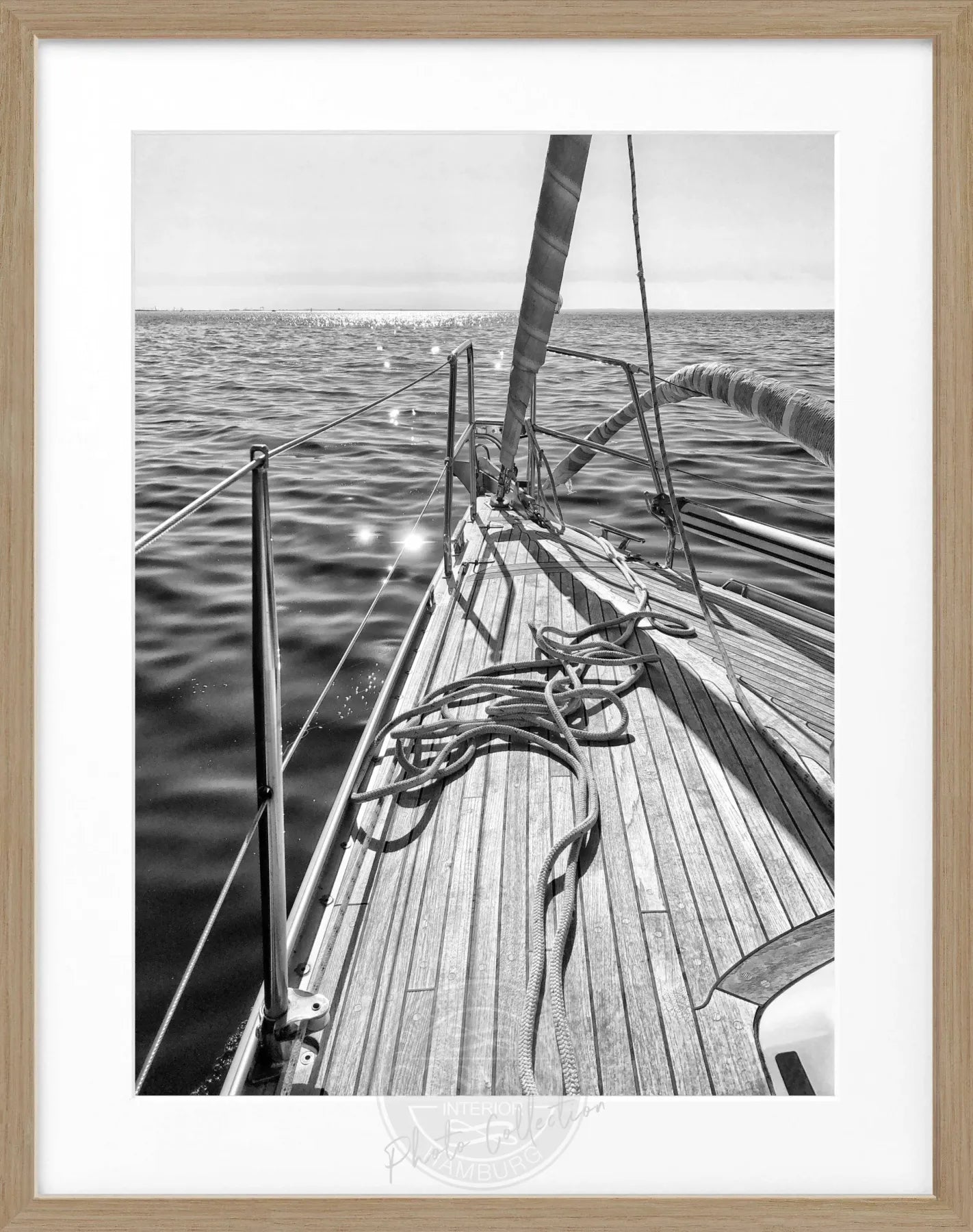 Schwarz-weiß Segelboot Poster mit Rahmen von Cosman-Photocollection, maritime Wanddekoration, stilvoll und dekorativ.