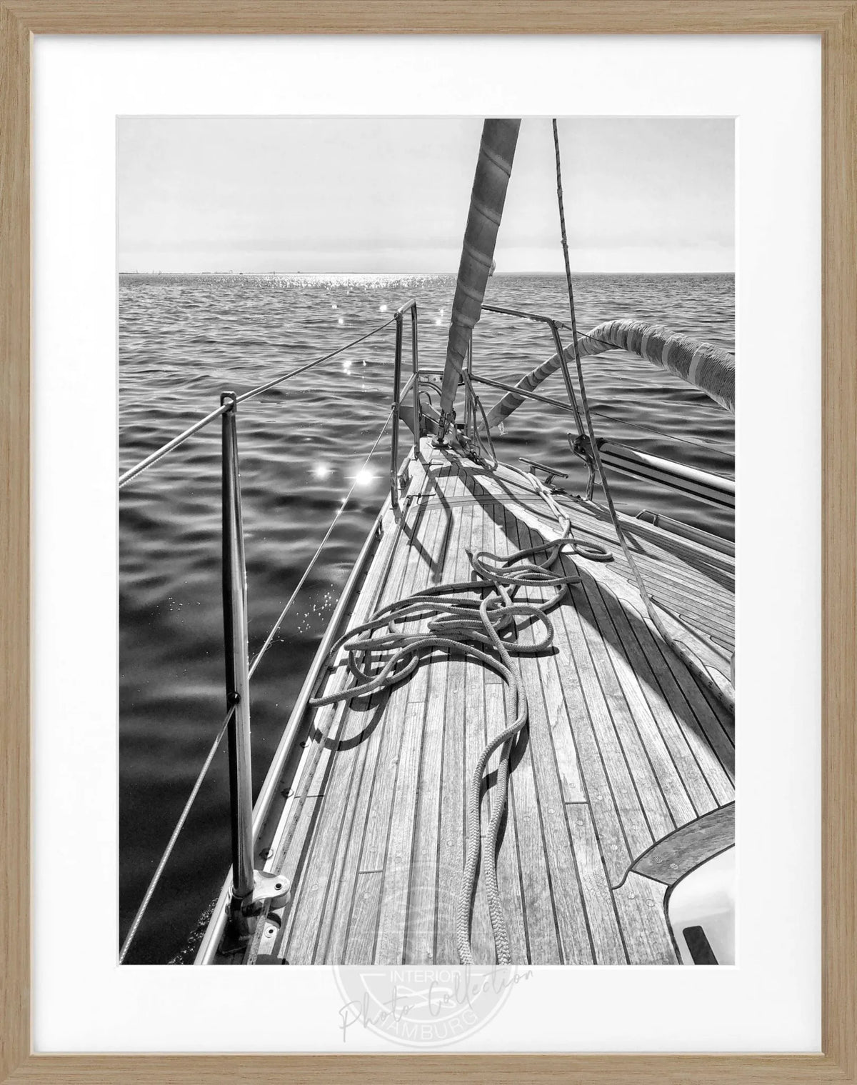 Schwarz-weiß Segelboot Poster mit Rahmen von Cosman-Photocollection, maritime Wanddekoration, stilvoll und dekorativ.