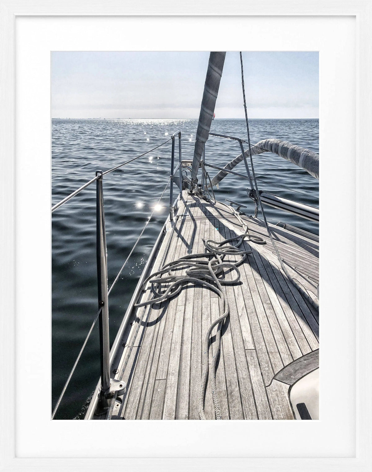 Schwarz-weiß Segelboot Poster mit Rahmen von Cosman-Photocollection, maritime Wanddekoration, 25x31 cm, stilvoll und elegant.
