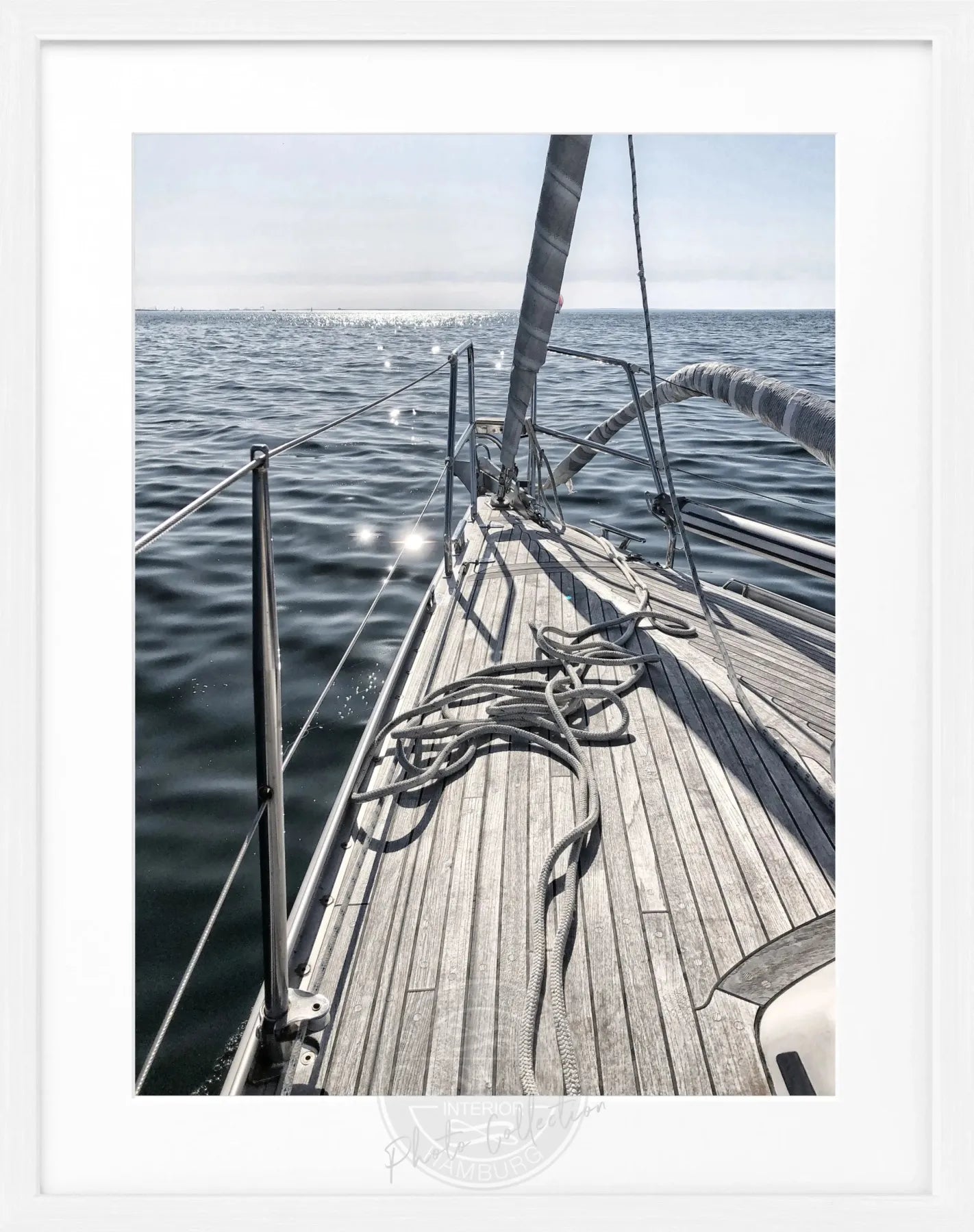 Schwarz-weiß Segelboot Poster von Cosman-Photocollection im Rahmen, maritime Wanddekoration im stilvollen Design.