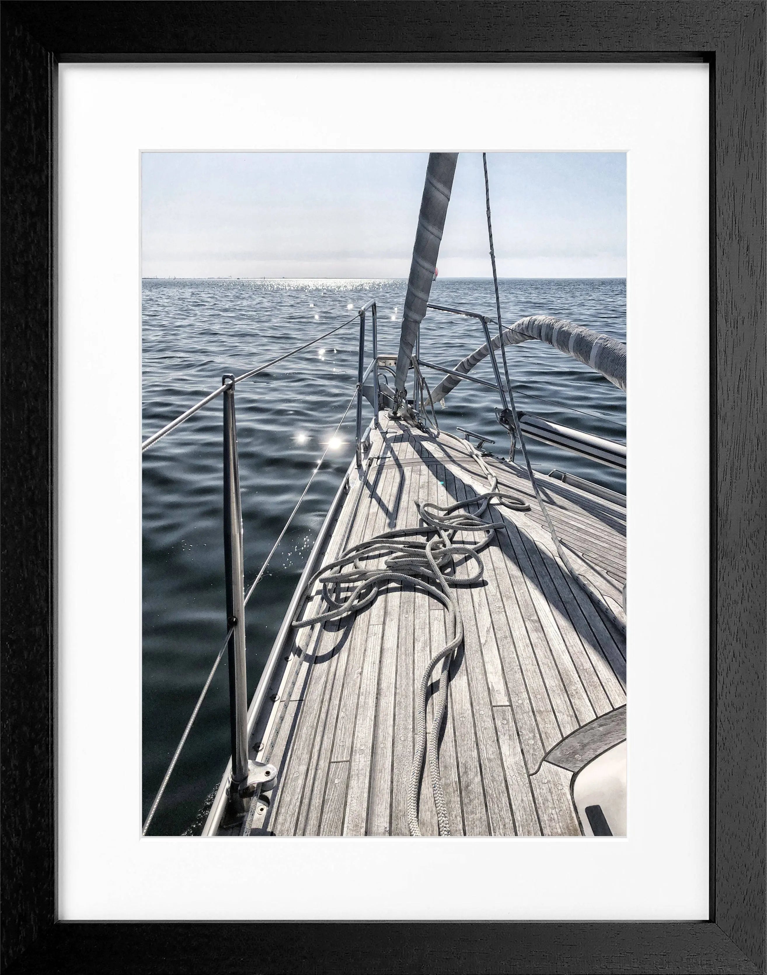 Schwarz-weiß Segelboot Poster mit Rahmen, maritime Wanddekoration, von Cosman-Photocollection, stilvolle maritime Raumgestaltung