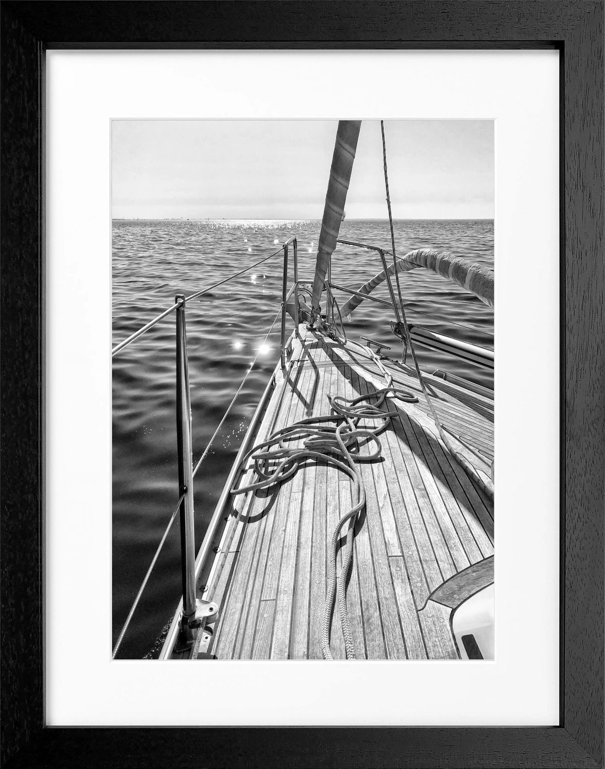 Schwarz-weißes Segelboot Poster mit Rahmen, maritime Wanddekoration von Cosman-Photocollection, stilvoll und dekorativ.
