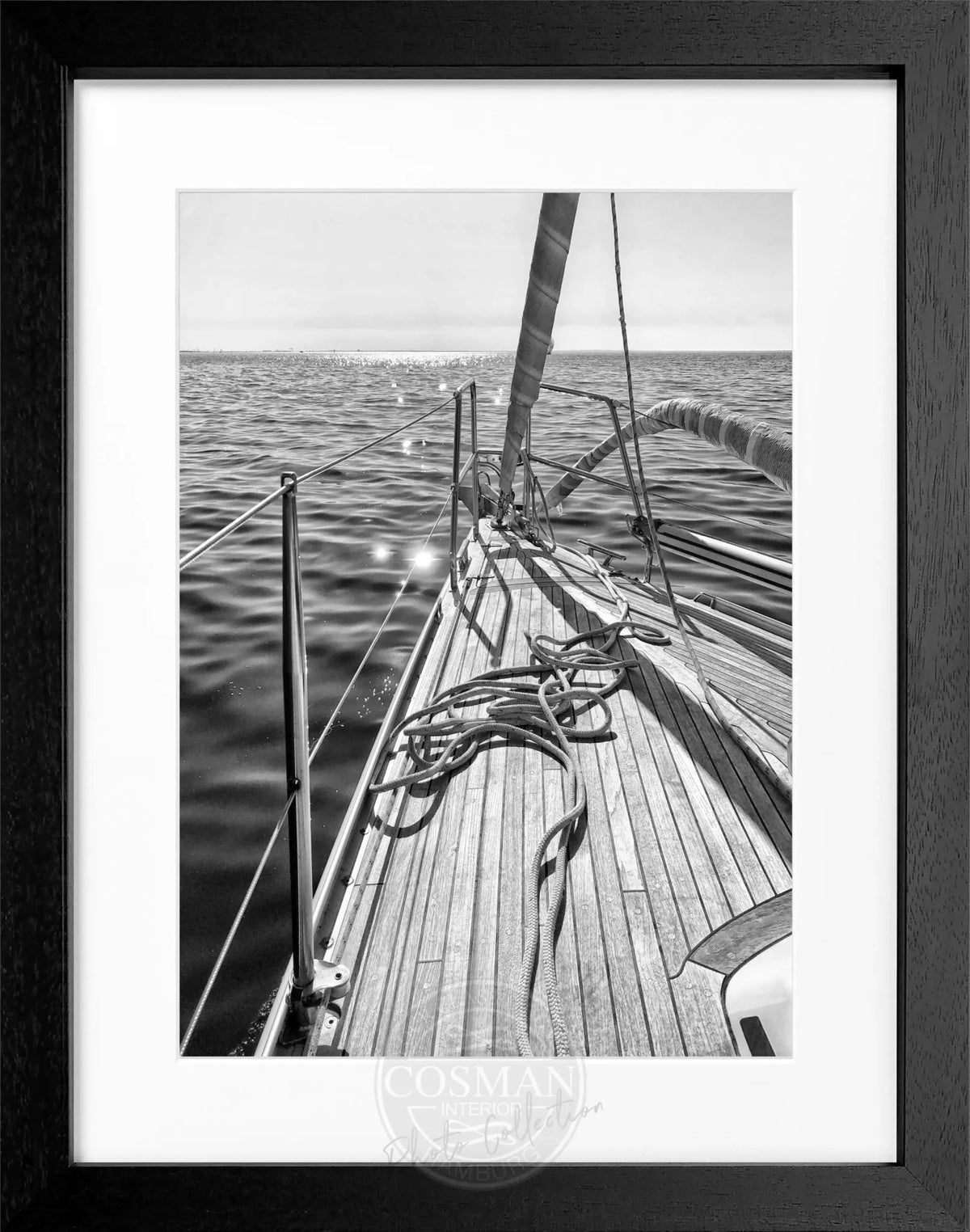 Schwarz-weißes Segelboot Poster mit Rahmen, maritime Wanddekoration von Cosman-Photocollection, stilvoll und dekorativ.