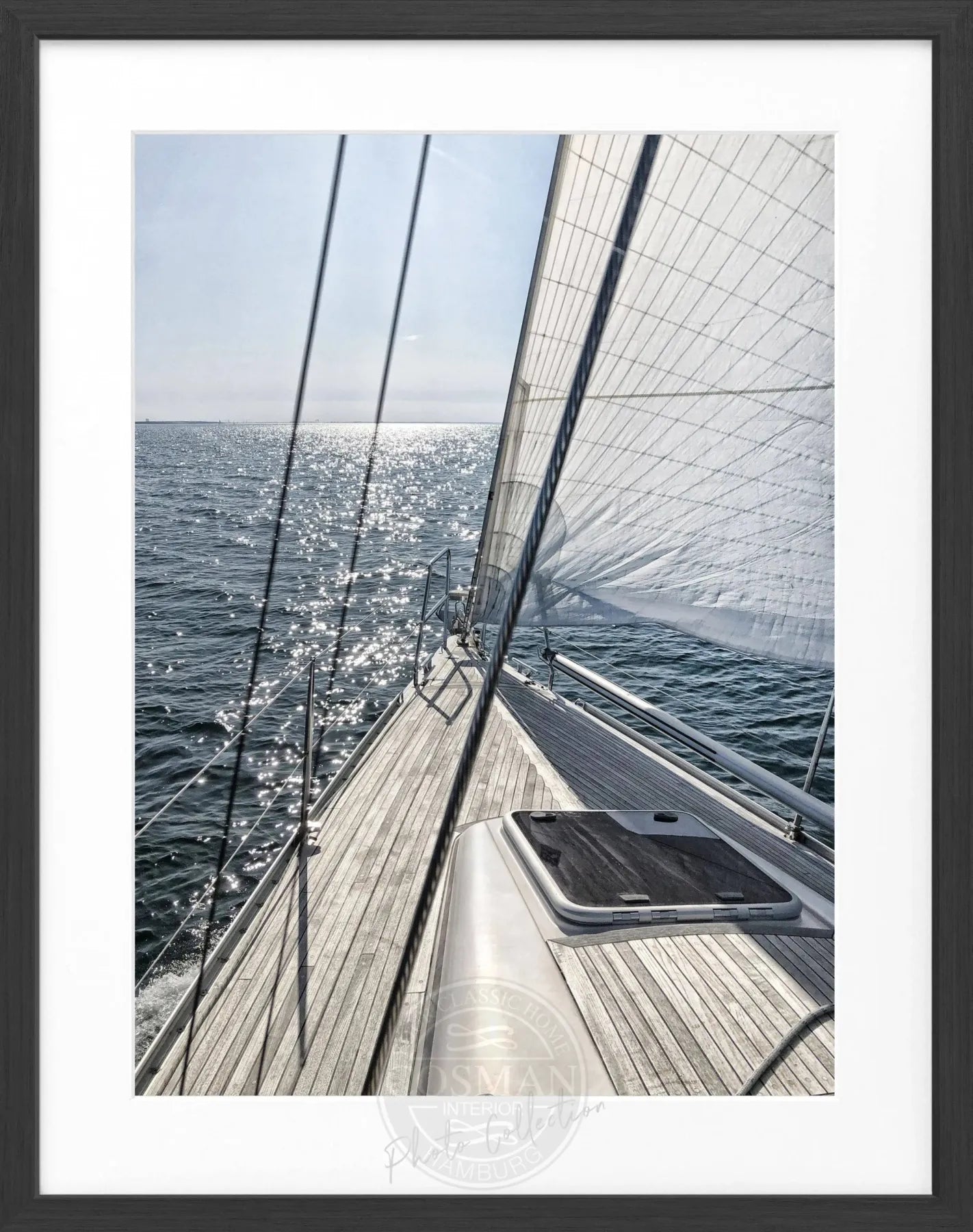 Schwarz-weiß Segelboot Poster mit Rahmen, elegante Wanddekoration, von Cosman-Photocollection, Maße 25x31cm, modernes Seemotiv