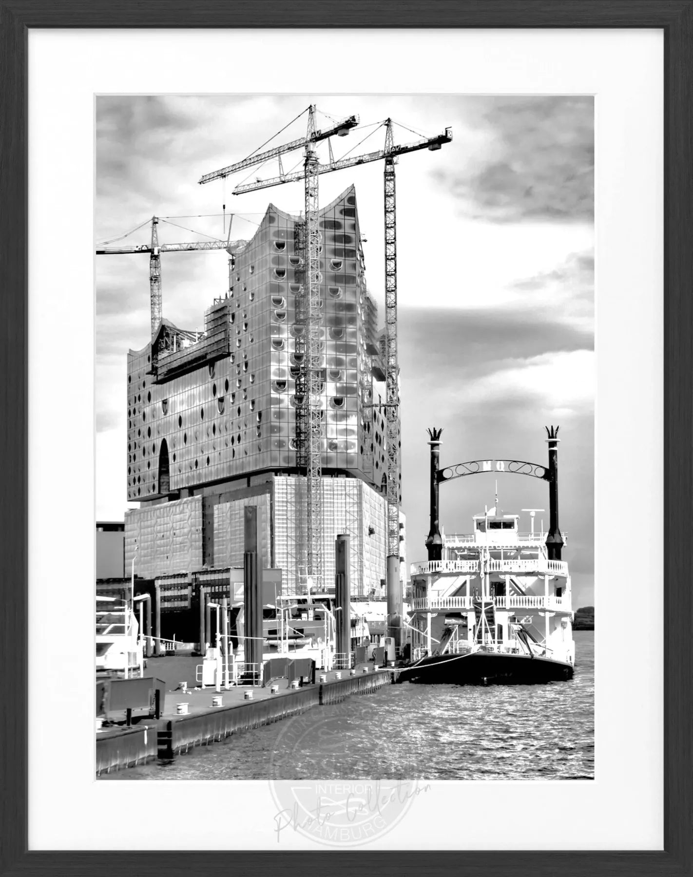 Schwarzweiß-Poster des Hamburger Hafens mit Elphi, in einem 25x31 cm Rahmen, von Cosman-Photocollection.