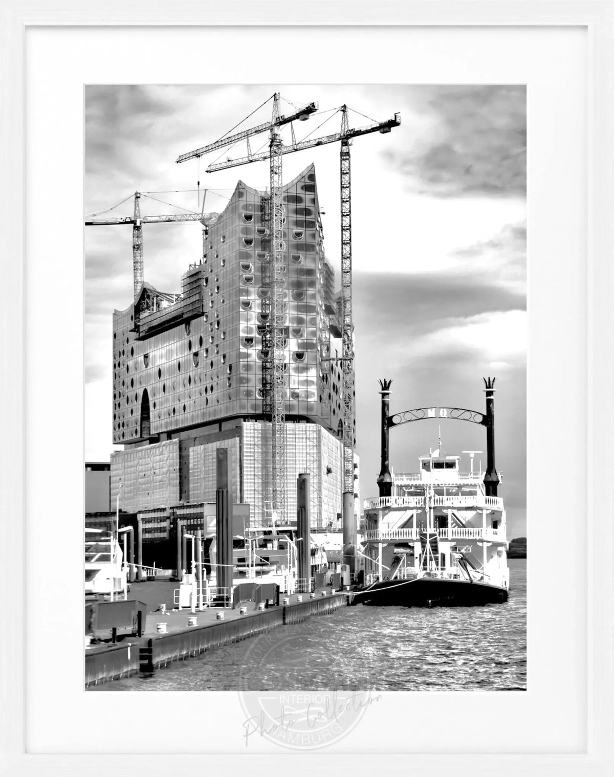 Schwarzweiß-Poster des Hamburger Hafens mit Elphi, in schwarzem Rahmen, von Cosman-Photocollection, Maße 25x31 cm