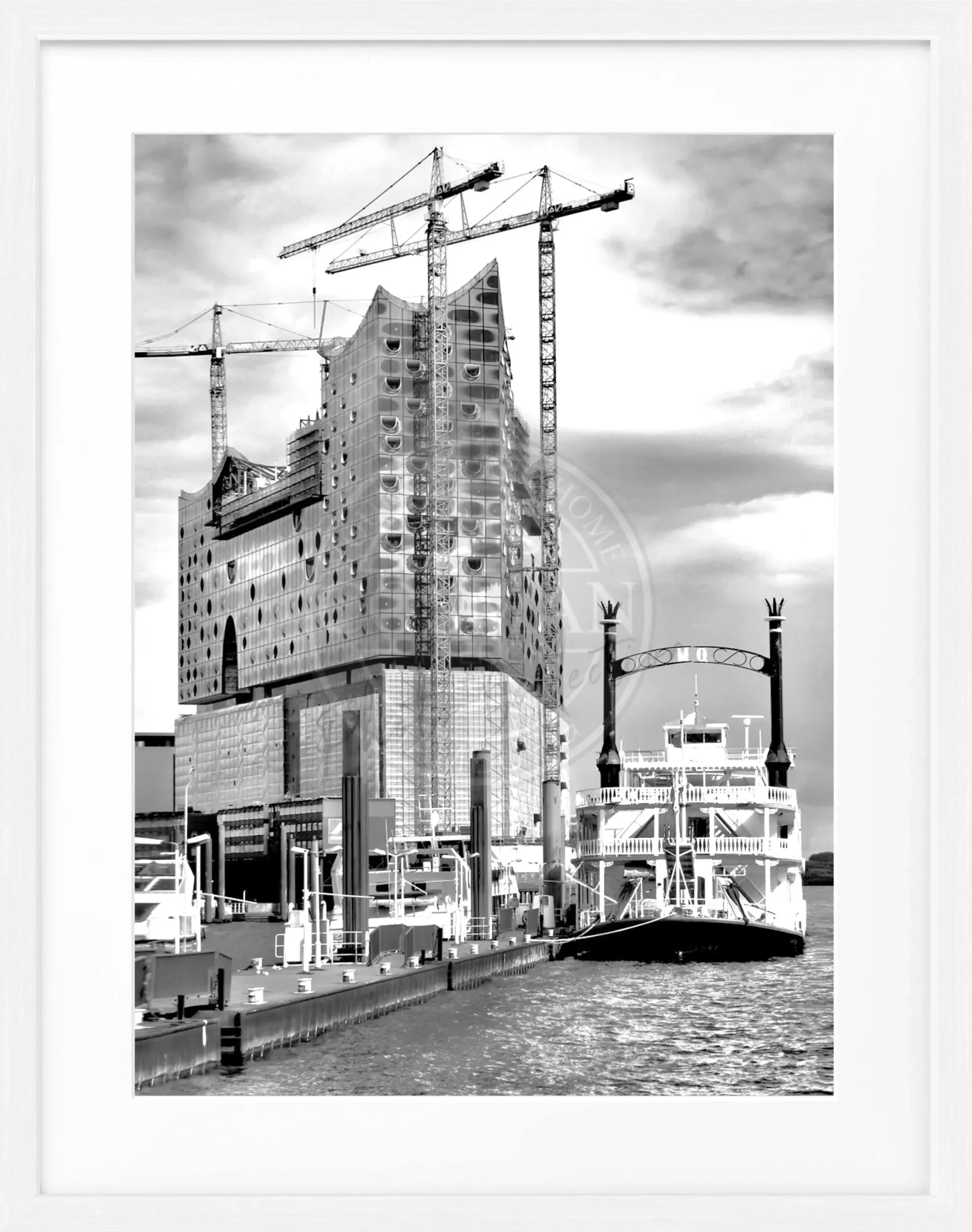 Schwarzweiß-Poster des Hamburger Hafens mit Elphi, in schwarzem Rahmen, von Cosman-Photocollection, Maße 25x31 cm