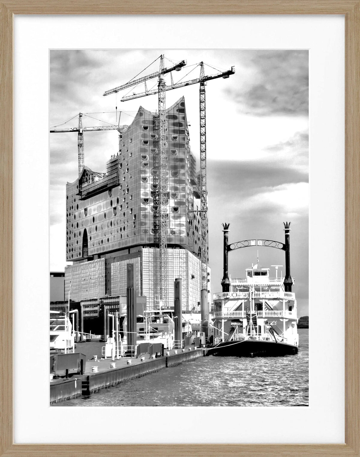 Schwarzweiß-Poster des Hamburger Hafens mit Elphi und Rahmen, von Cosman-Photocollection, 25x31 cm.