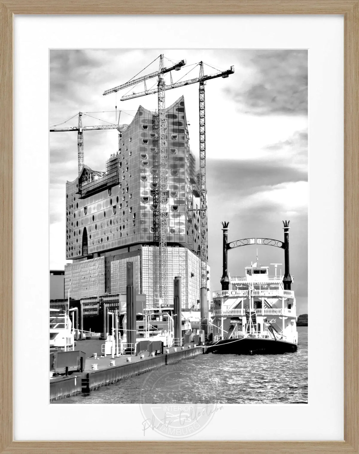 Schwarzweiß-Poster des Hamburger Hafens mit Elphi und Rahmen, von Cosman-Photocollection, 25x31 cm.